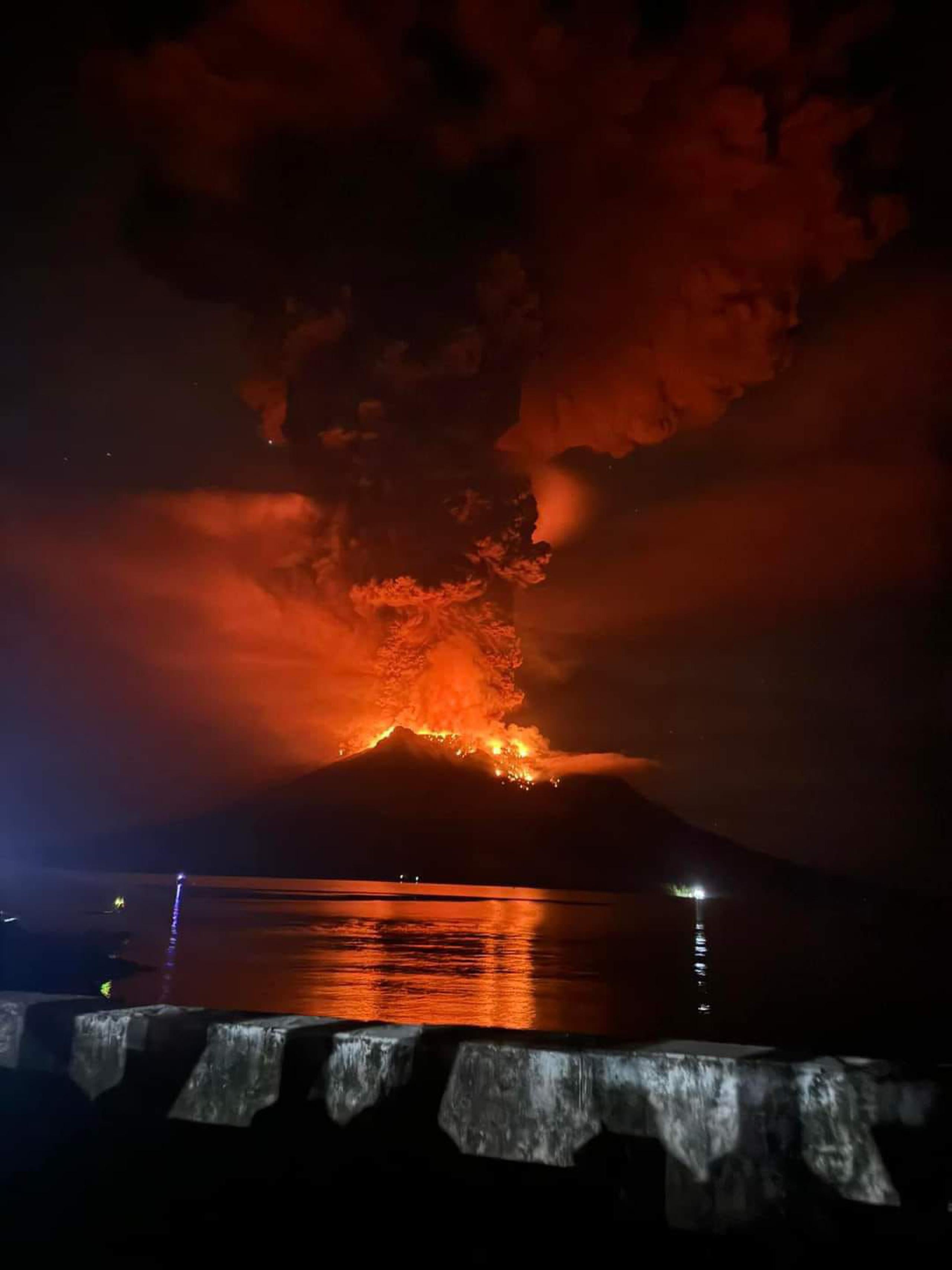 Las autoridades de Indonesia ordenaron este miércoles la evacuación de más de 800 residentes de una pequeña isla de la región central de Célebes a raíz del aumento de la actividad del volcán Ruang.Lugar: Tahulandang, en el archipiélago Sangihe.