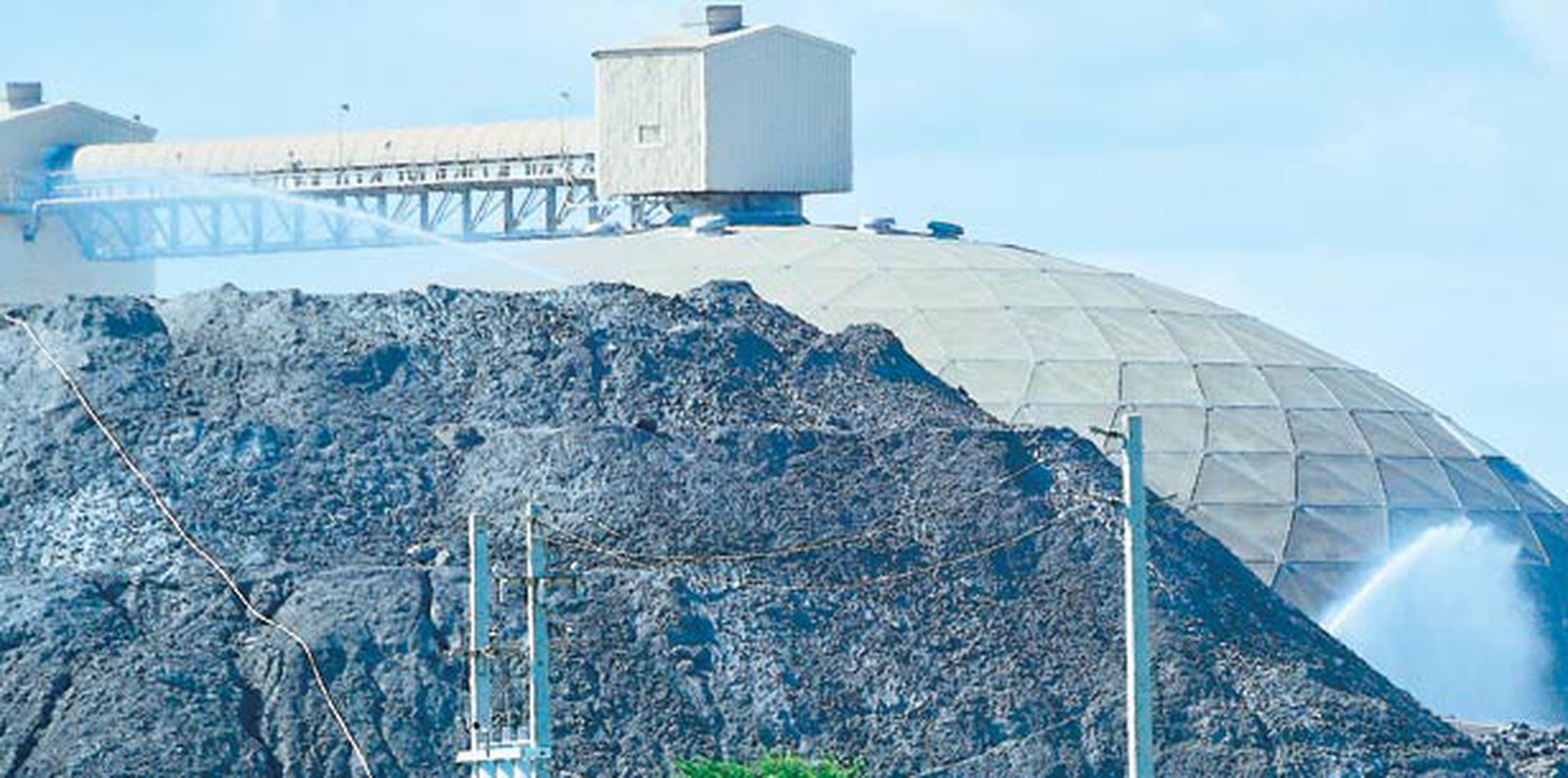 Así luce la acumulación de cenizas de carbón humedecidas en las inmediaciones de la planta generadora AES en Guayama por la que representantes de la agencia culpan a manifestantes. (tony.zayas@gfrmedia.com)