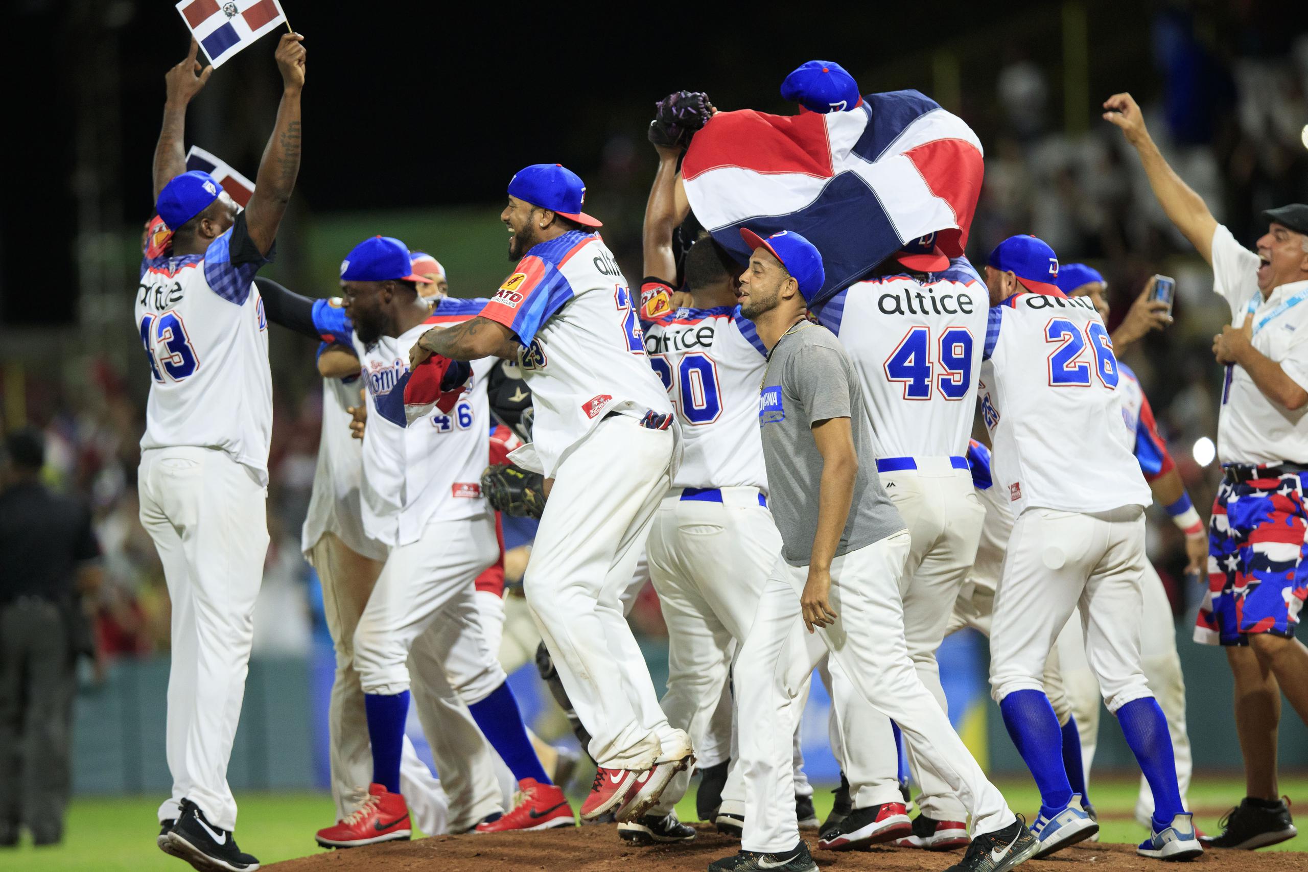 Los jugadores de la República Dominicana celebran en el terreno del Hiram Bithorn.