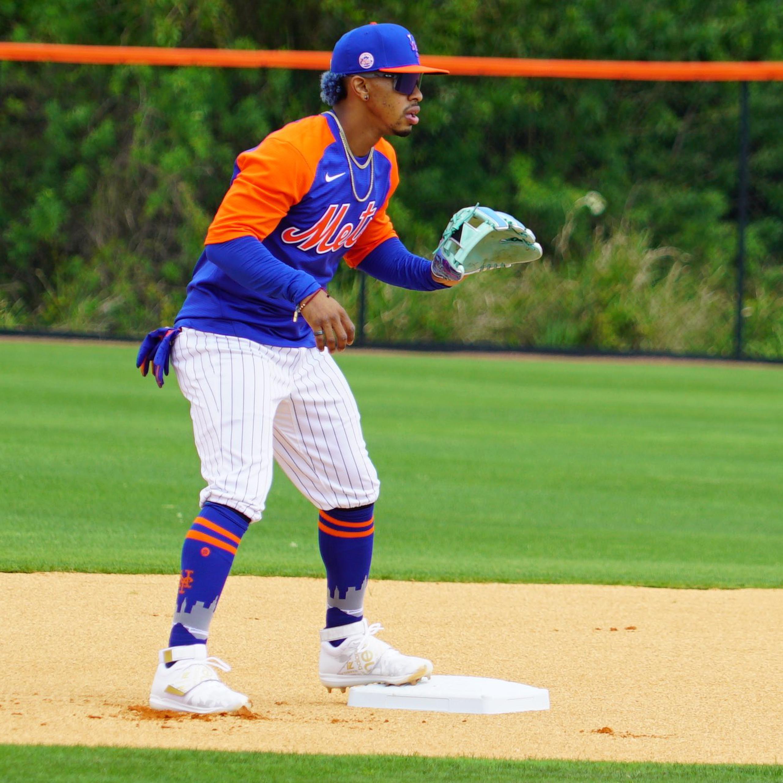 Francisco Lindor se reportó el domingo a los campos primaverales de los Mets de Nueva York en Port St. Lucie, Florida, y se estrenó con el uniforme de su nuevo equipo.