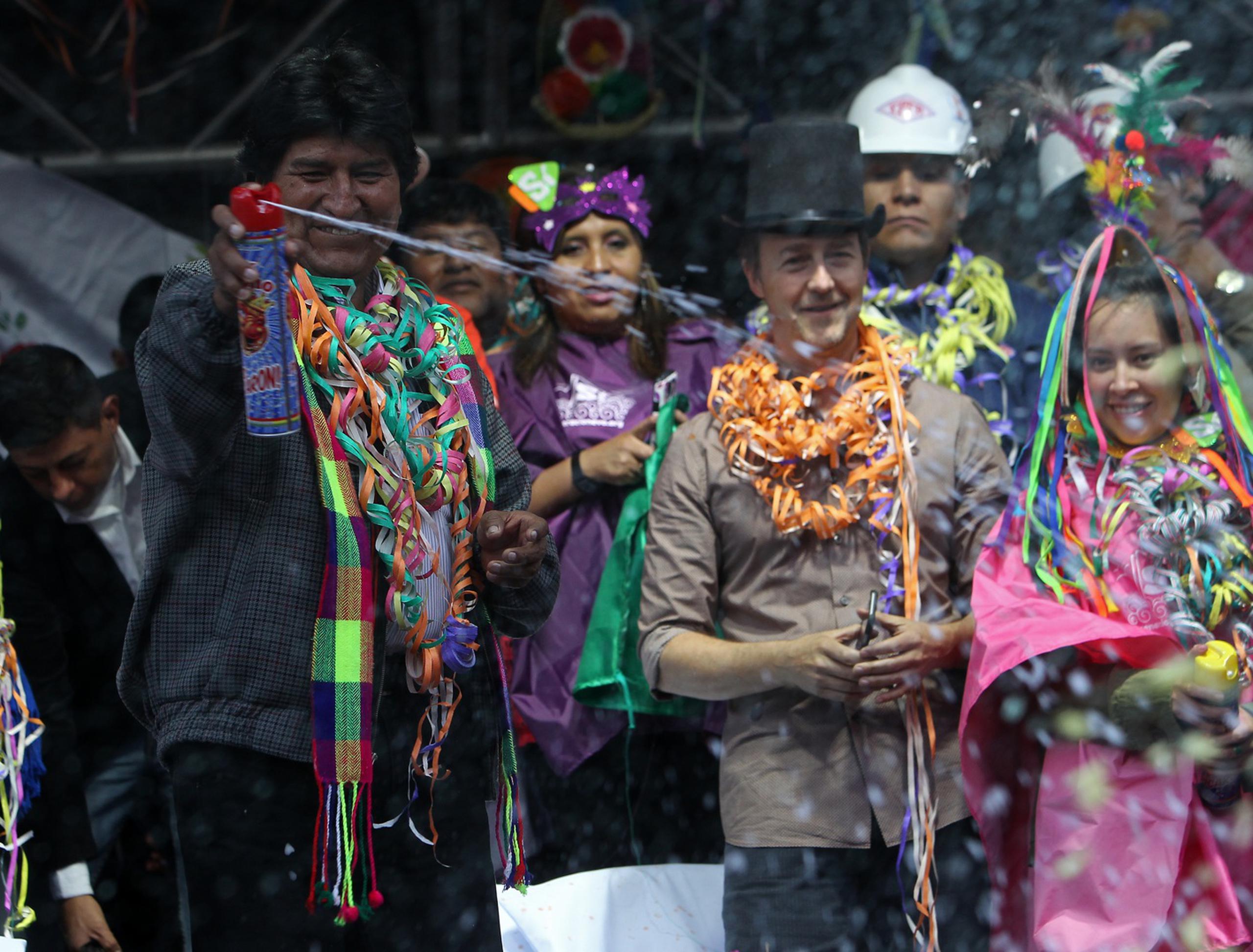 Norton, con sombrero, compartió con el presidente de Bolivia Evo Morales y apreció el desfile desde un palco. (EFE)