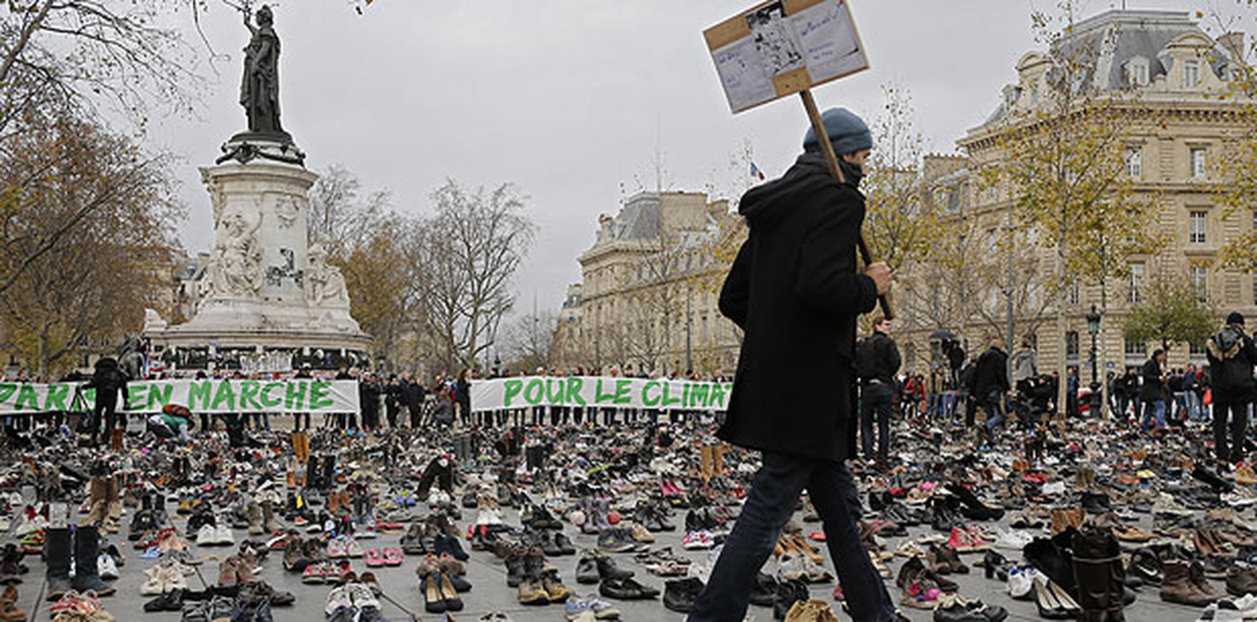 Activistas colocaron zapatos en la Plaza de la República para representar las limitaciones al derecho de manifestación. (AP/Laurent Cipriani)