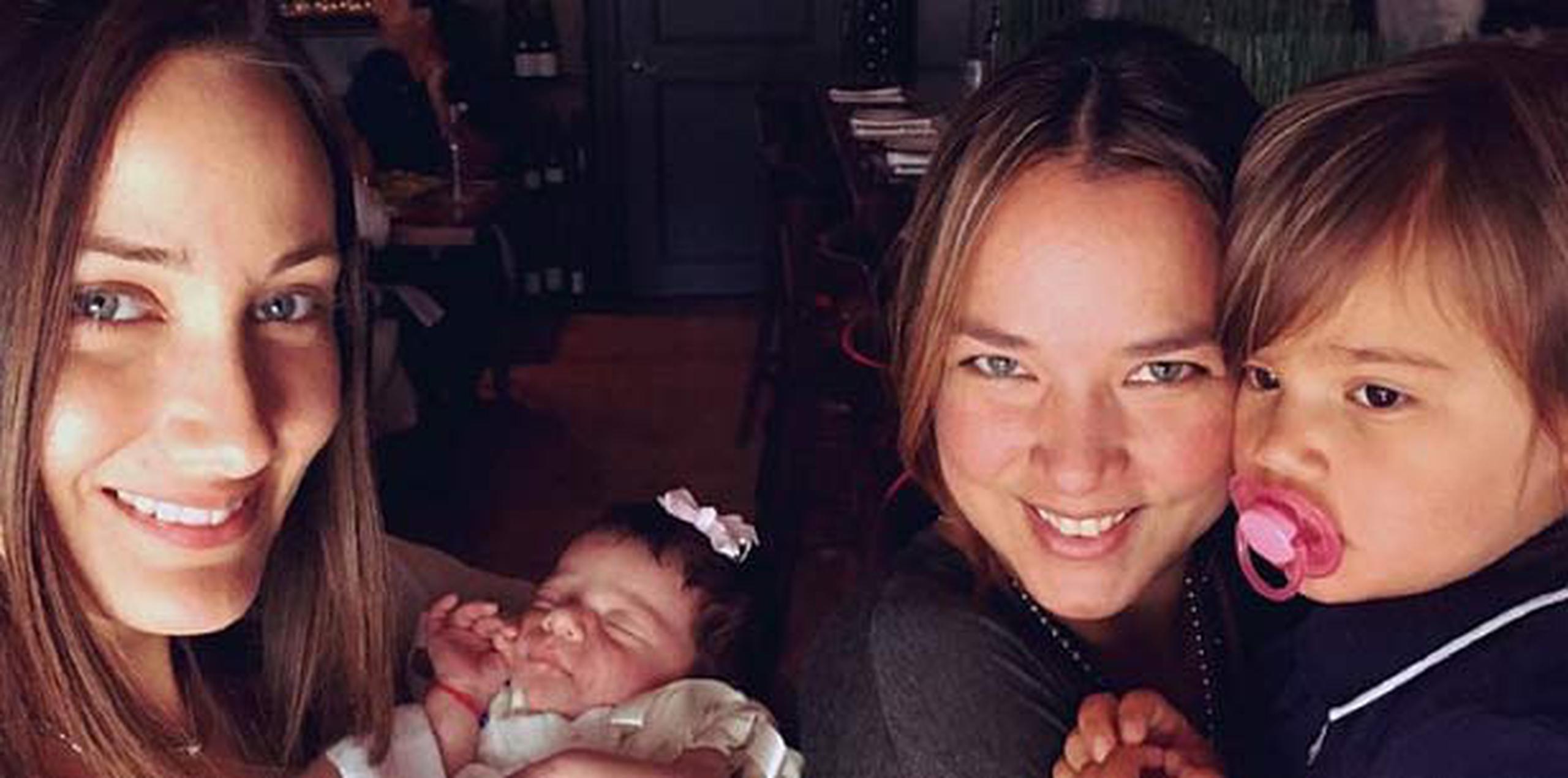 Adamari López subió la foto en la que aparece ella con la bebé junto con su colega y amiga, la también actriz boricua, Karla Monroig. (Instagram)