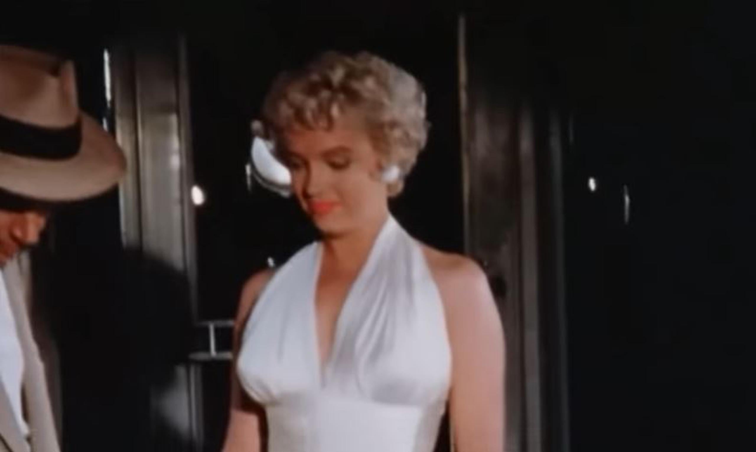 En las imágenes del videoaficionado se puede ver a Monroe mientras espera a que dé comienzo la grabación. (YouTube)