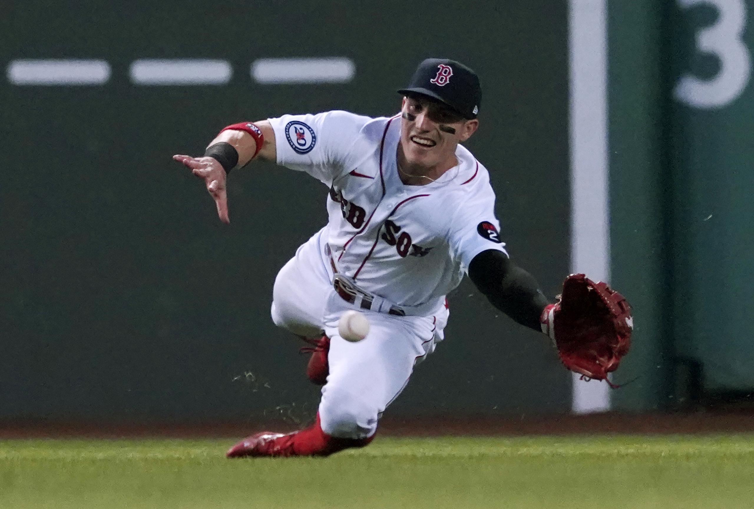 El jardinero de los Red Sox, Jarren Durán, se lanza sin suerte tras un batazo durante el encuentro entre Boston y los Cardinals de San Luis, el cual Boston ganó 6-5.