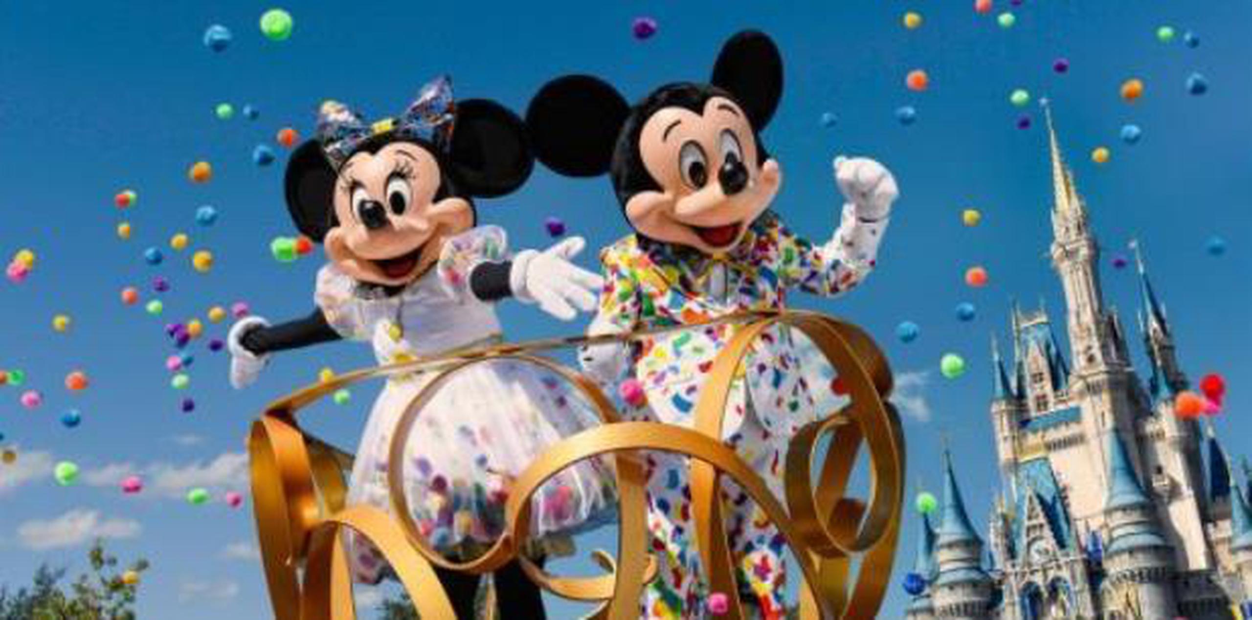 Mickey traspasó las pantalla y se extendió a parques temáticos, cruceros, hoteles, ropa, juguetes y otros productos de "merchandising", generando cada año miles de millones de dólares. (Disney)