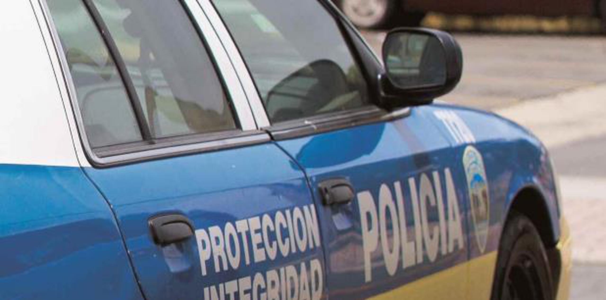 Agentes adscritos al distrito de Caguas investigan la escena. (Archivo)