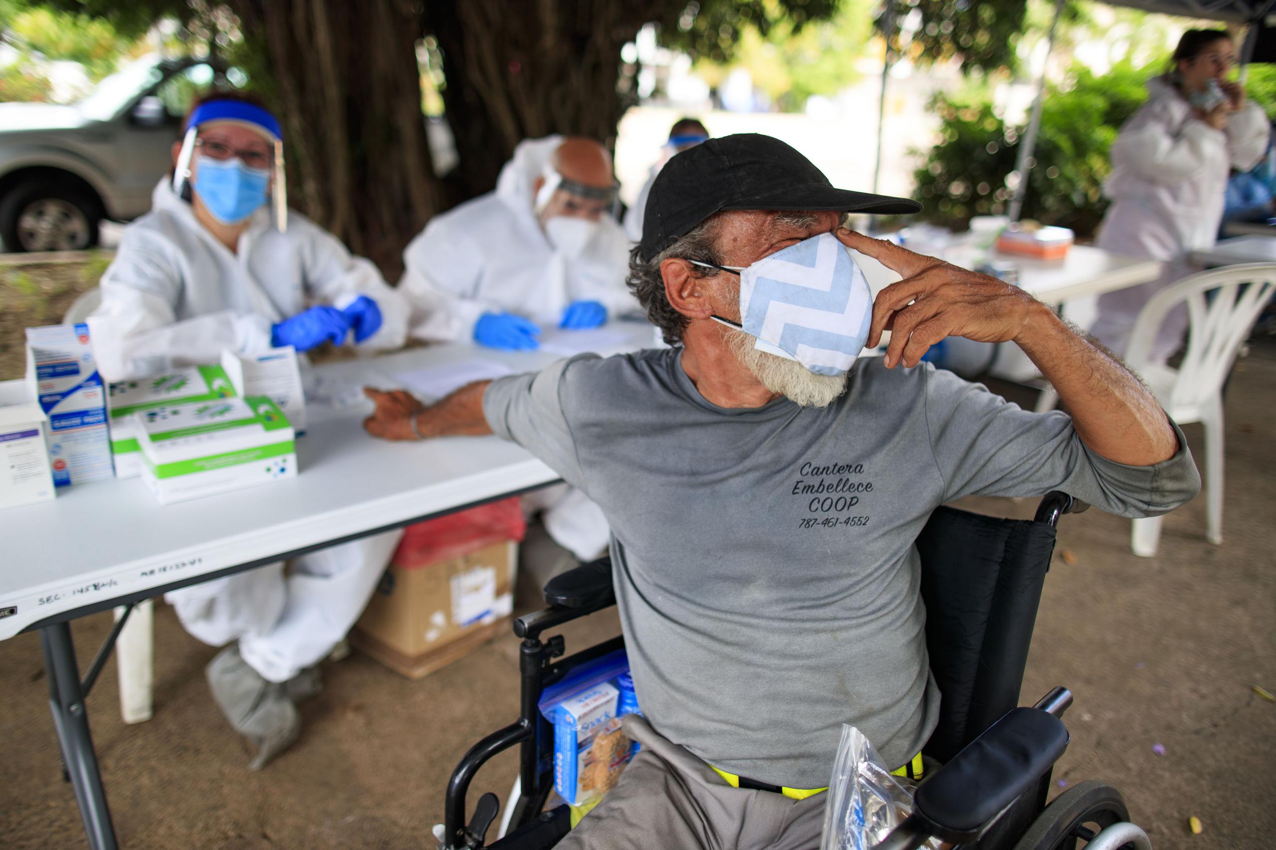 Decenas de personas sin hogar se hicieron la prueba del coronavirus durante una iniciativa impulsada por la organización Sólo Por Hoy,  en los alrededores de la Iglesia del Pilar, en la plaza de Río Piedras.