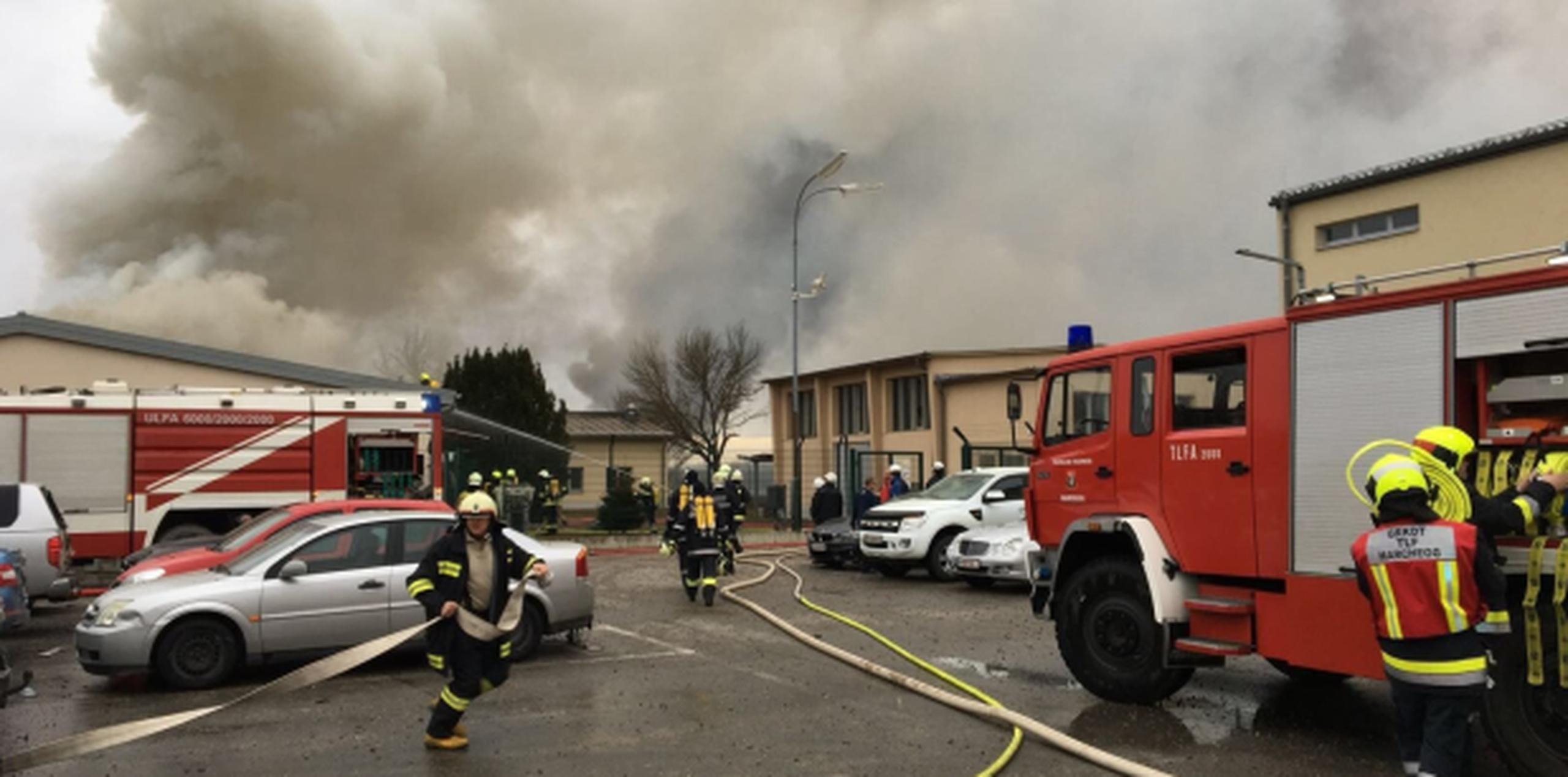 Miembros de los servicios de emergencia trabajan en el lugar donde se produjo una explosión de gas en Baumgarten (Austria). (EFE)