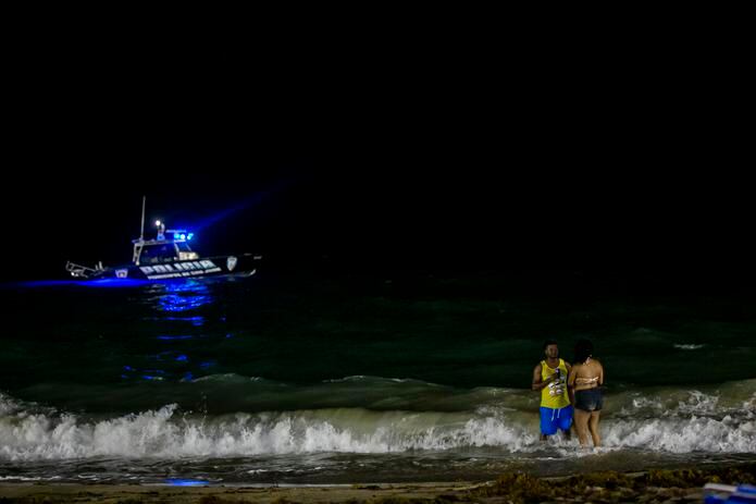 El Negociado de la Policía activó su personal como parte del plan de seguridad con motivo de la celebración de la noche de San Juan. ( foto Playa de Ocean Park, archivo Xavier Garcia / GFR Media)