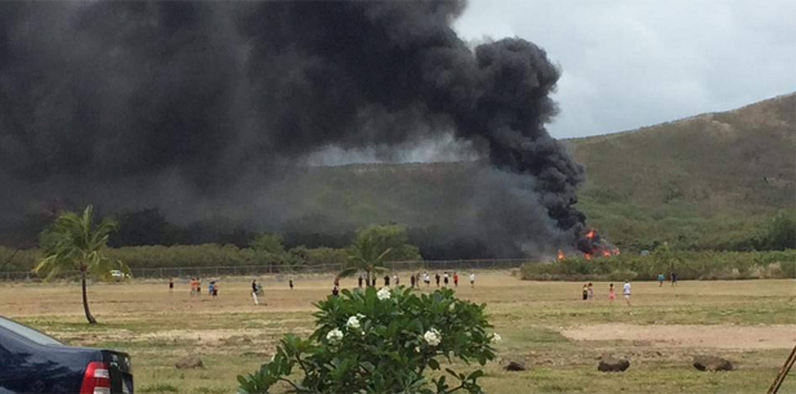 Una oscura humareda se alzaba desde el lugar mientras los rescatistas acudían al lugar en la base aérea Bellows en Oahu, el domingo por la tarde. (Twitter)