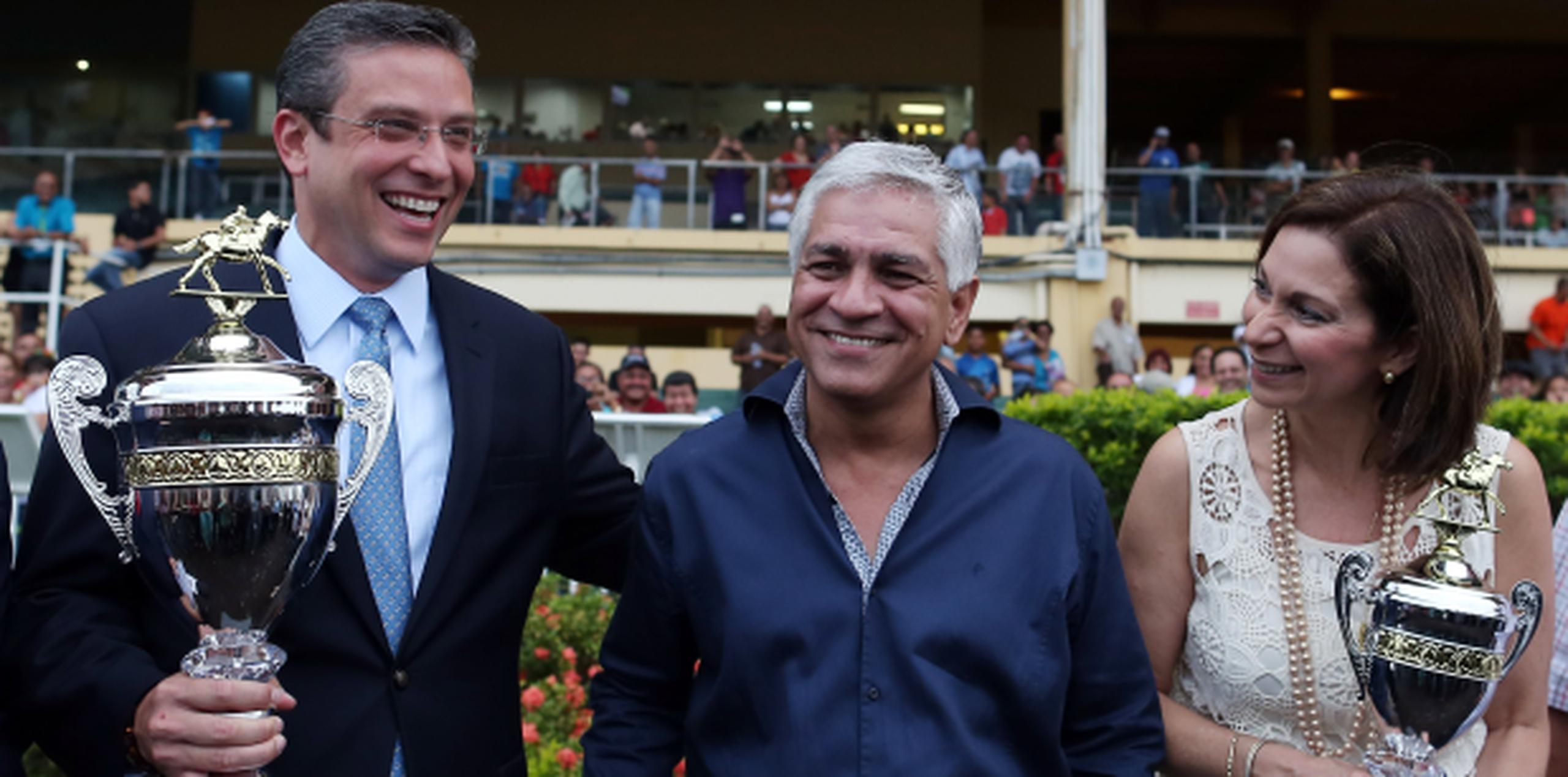 Un sonreído García Padilla le entregó la Copa Gobernador a Mundo Ríos, quien recibió el premio también con una sonrisa “de esquina a esquina”. (jose.reyes@gfrmedia.com)