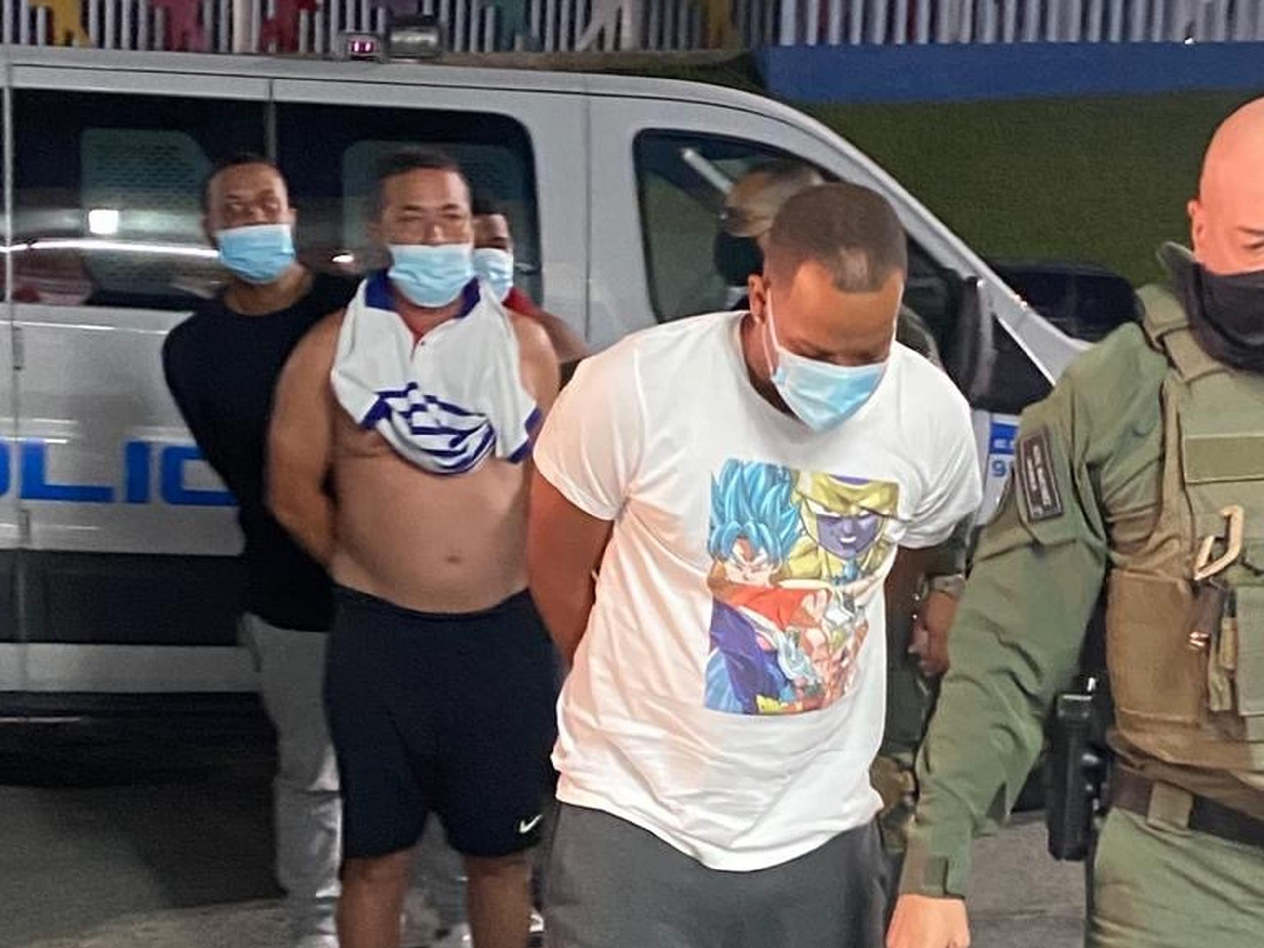 Algunos de los arrestados durante operativo antidrogas este miércoles, 9 de junio.