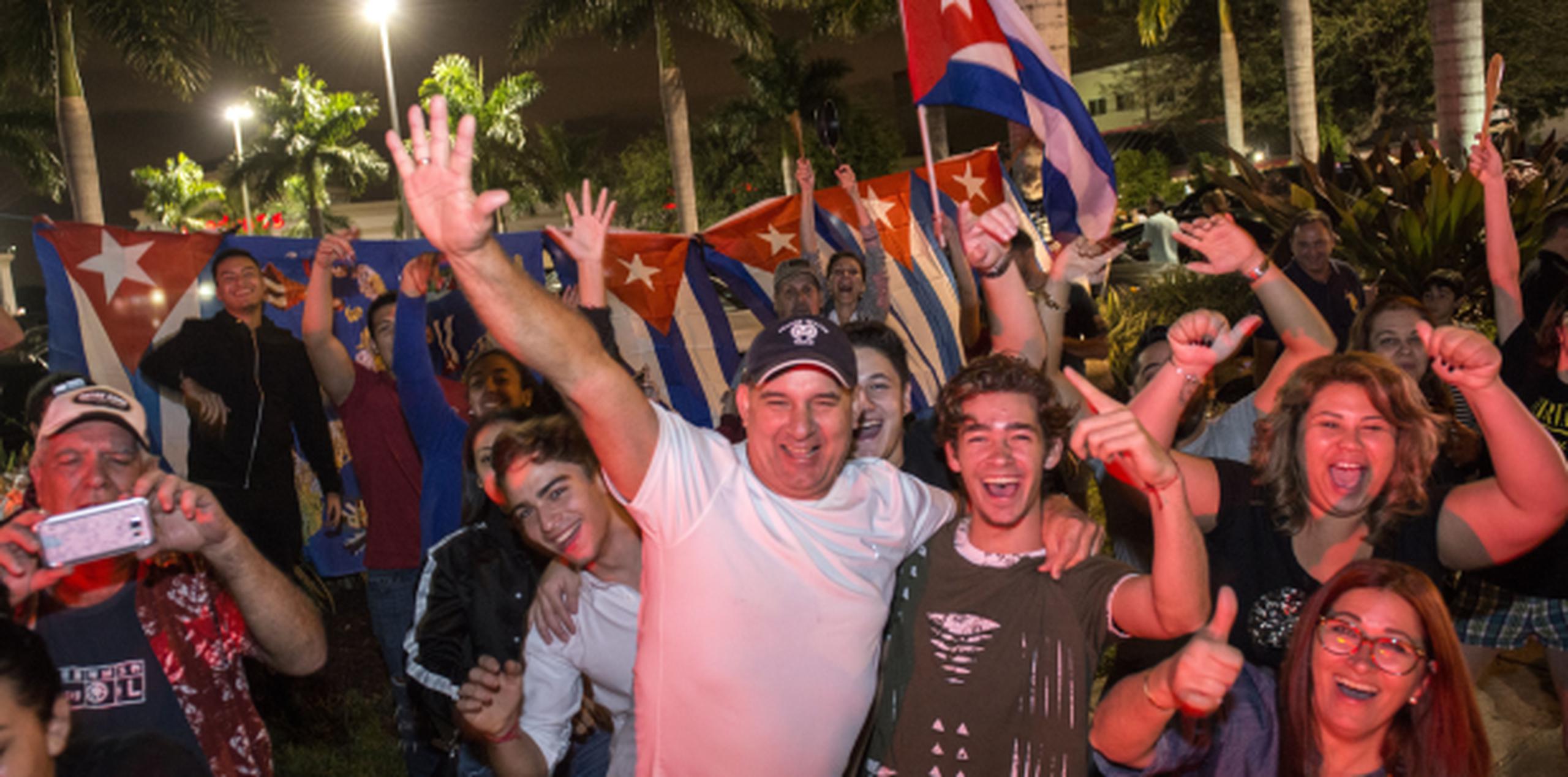 Un grupo de exiliados celebra en Miami tras darse a conocer la noticia de la muerte de Fidel Castro. (EFE/Giorgio Viera)