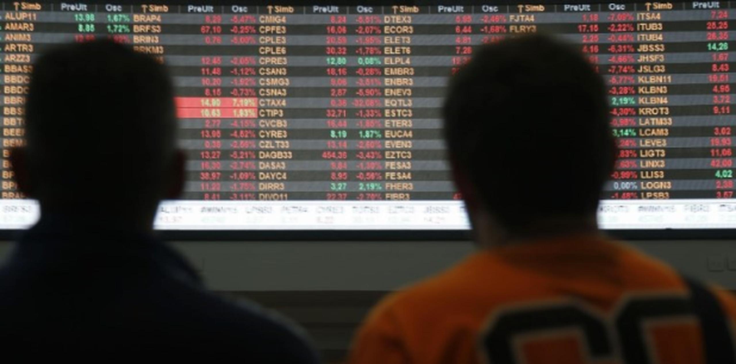 La bolsa de valores de China ha sufrido un desplome de 40% desde junio. (AFP)