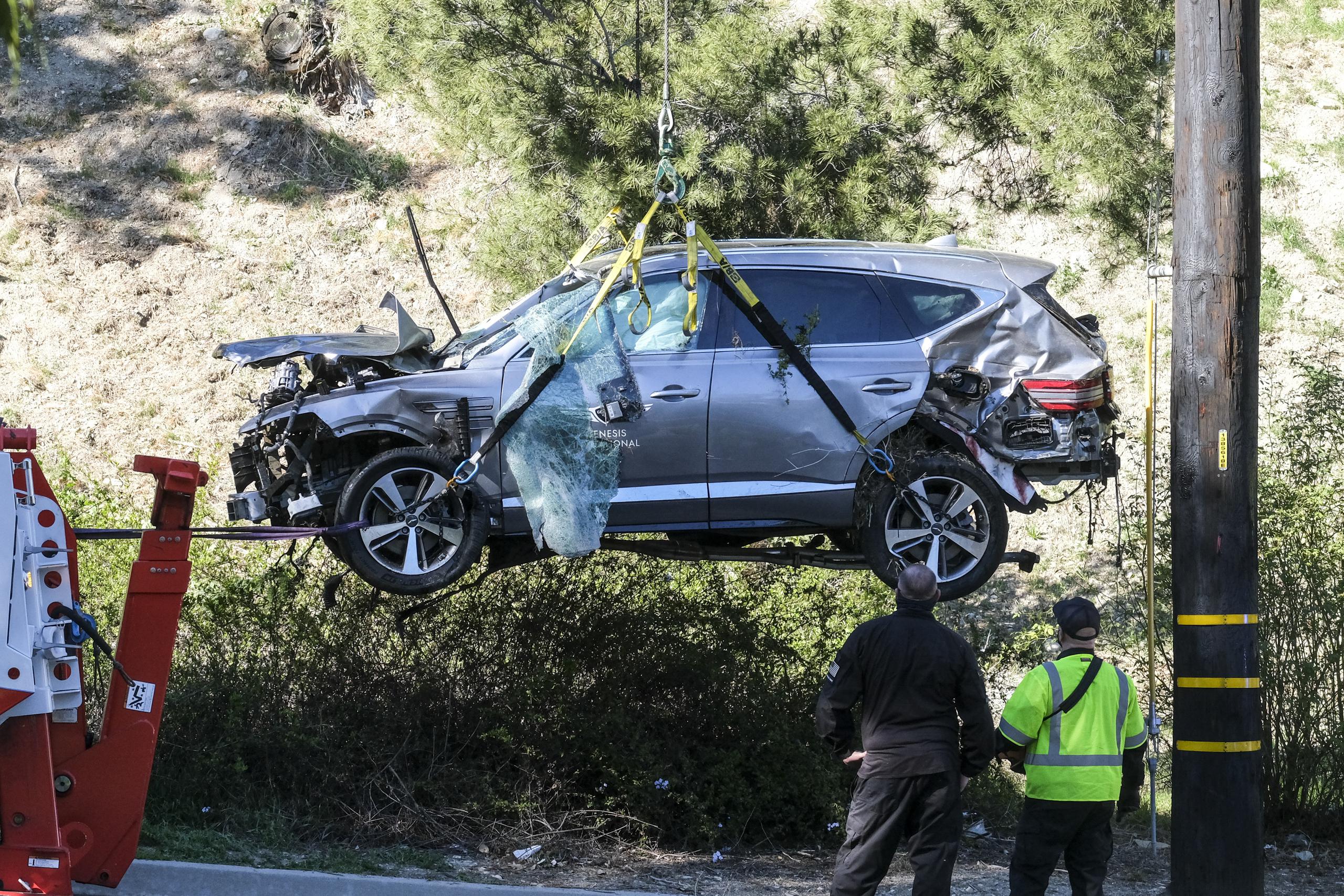 Momento en que sacan el vehículo accidentado de Tiger Woods de una pendiente en el suburbio de Rancho Palos Verdes.