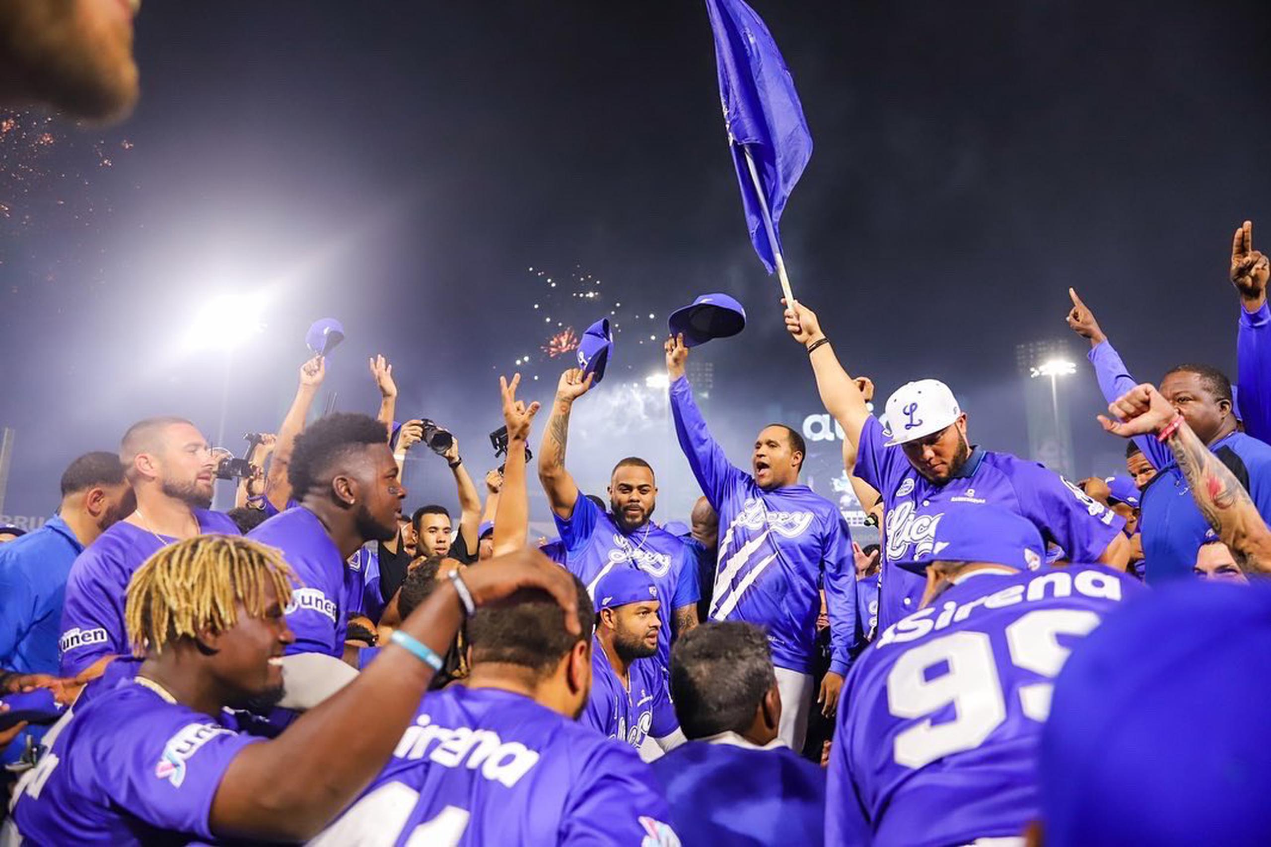 Los Tigres del Licey celebran la conquista del campeonato del 2022-2023 de la liga invernal dominicana.  (Twitter / @lidomrd)