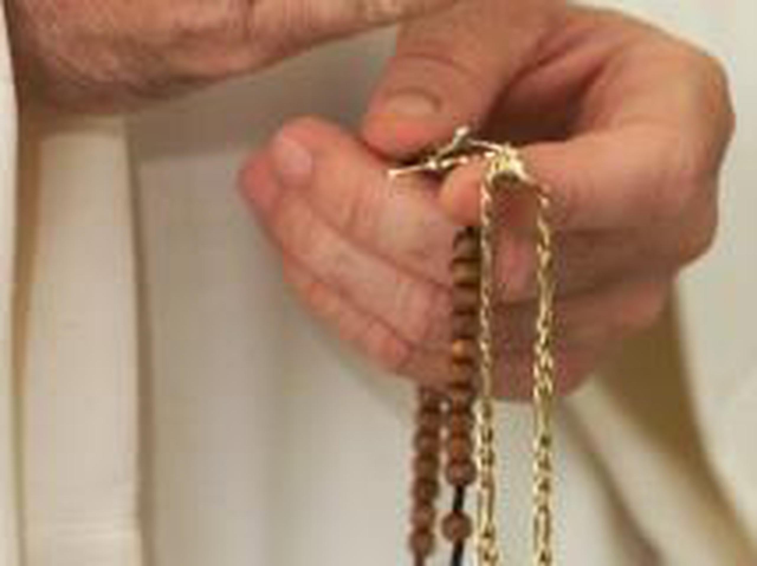Imágen de un sacerdote católico con un rosario en las manos. (Archivo)