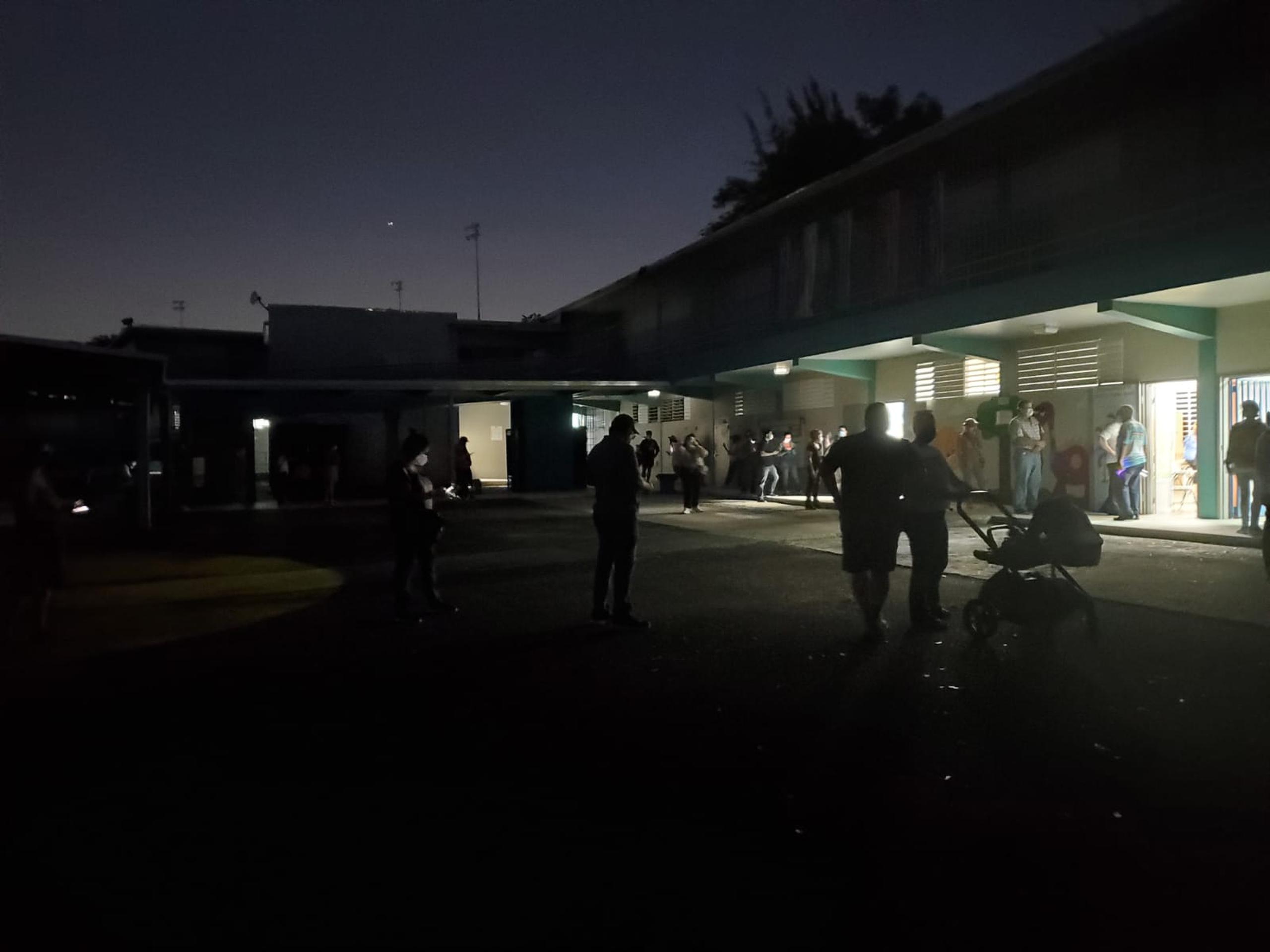 Electores esperan de noche en la Escuela Ramón Marín Solá, en Guaynabo.