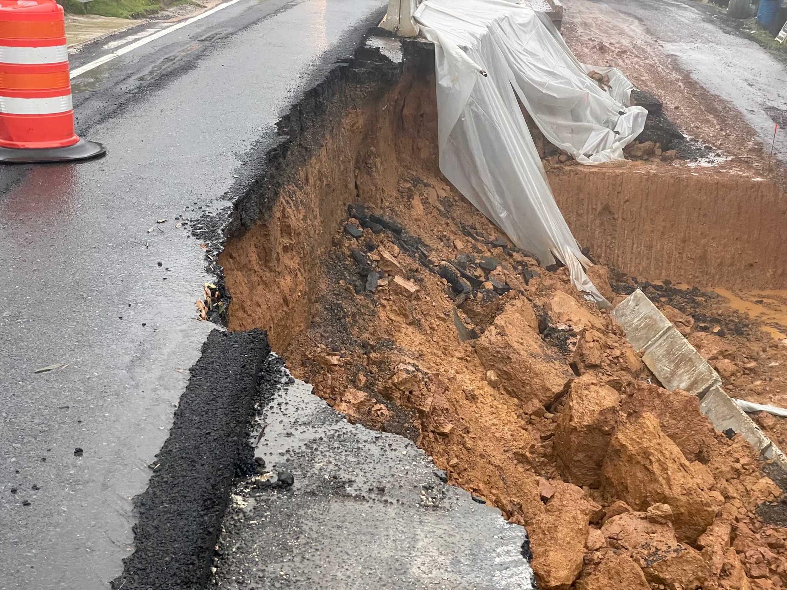 El derrumbe en la carretera PR-155, en Orocovis, dejó al municipio incomunicado, dijo el alcalde.