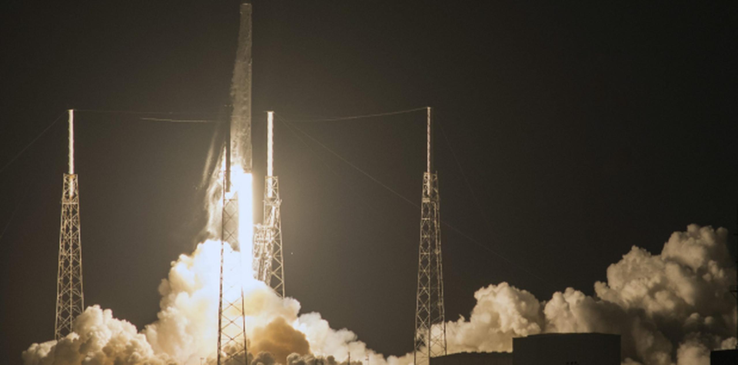 El cohete Falcon 9 con la cápsula Dragon a bordo despega rumbo a la estación espacial internacional. (EFE/Spacex)