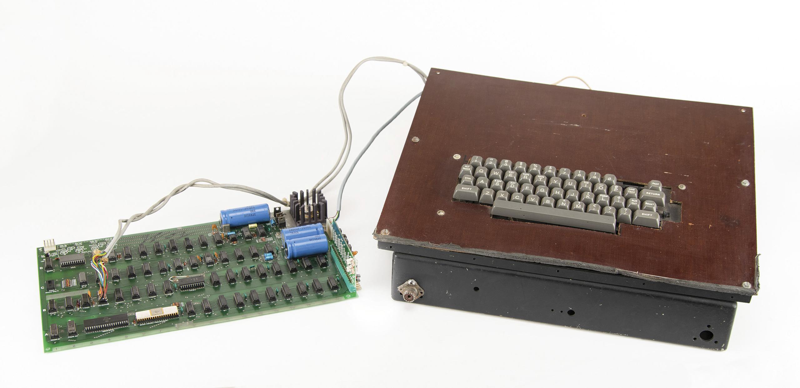 La foto distribuida por la firma subastadora RR Auction muestra una computadora clásica Apple de los años 70 firmada por el cofundador de la empresa Steve Wozniak. Será subastada en Boston, se informó el 1 de agosto de 2023. (Nikki Brickett/RR Auction via AP)