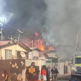 Bomberos controlan fuego en comunidad de Santurce