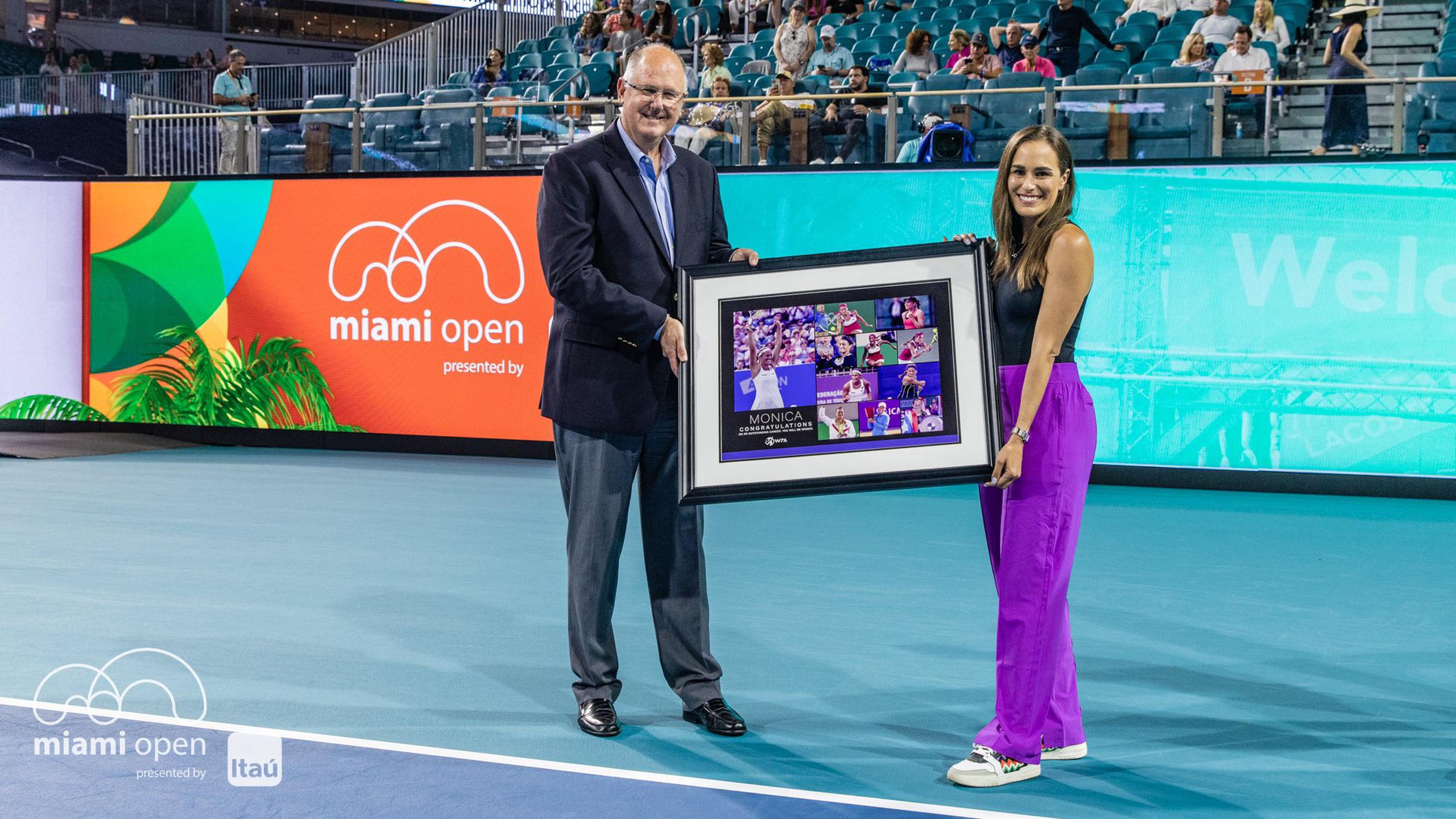 Los organizadores del Miami Open le obsequiaron un cuadro a Mónica Puig.