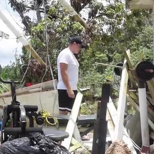 Ricardo Castro regresa a su casa hecha escombros