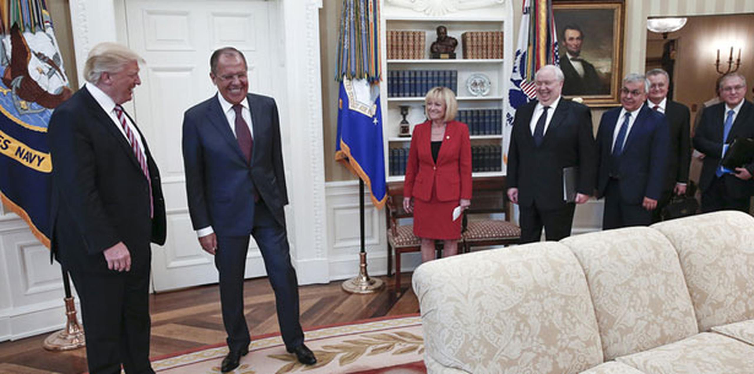 El fotógrafo, quien estuvo cerca de Trump cuando éste conversaba con el ministro de Relaciones Exteriores de Rusia Sergei Lavrov y con el embajador ruso ante Estados Unidos, Sergey Kislyak, había dicho que era el fotógrafo oficial de Lavrov.  (AP)