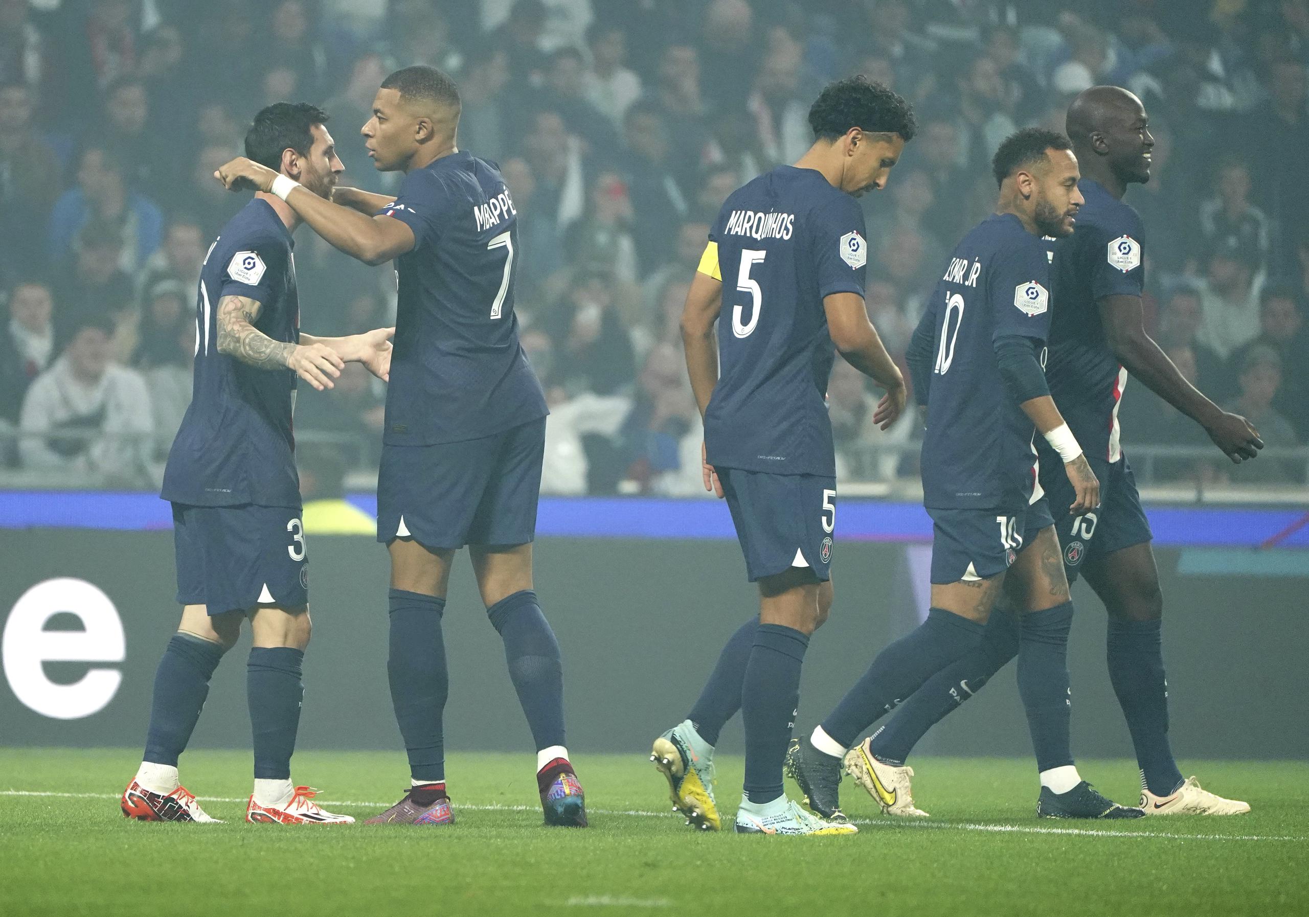 Lionel Messi (izquierda), celebra con Kylian Mbappe y con sus compañeros del PSG el primer gol del equipo en el partido de la League One francesa contra el Lyon, en el estadio Groupama, en Decines, a las afueras de Lyon, Francia, el 18 de septiembre de 2022.