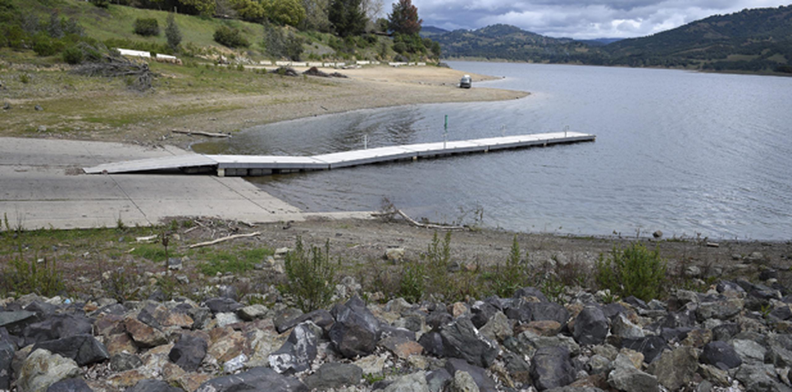 El lago Mendocino en California muestra signos de la sequía que azota la región. (EFE)