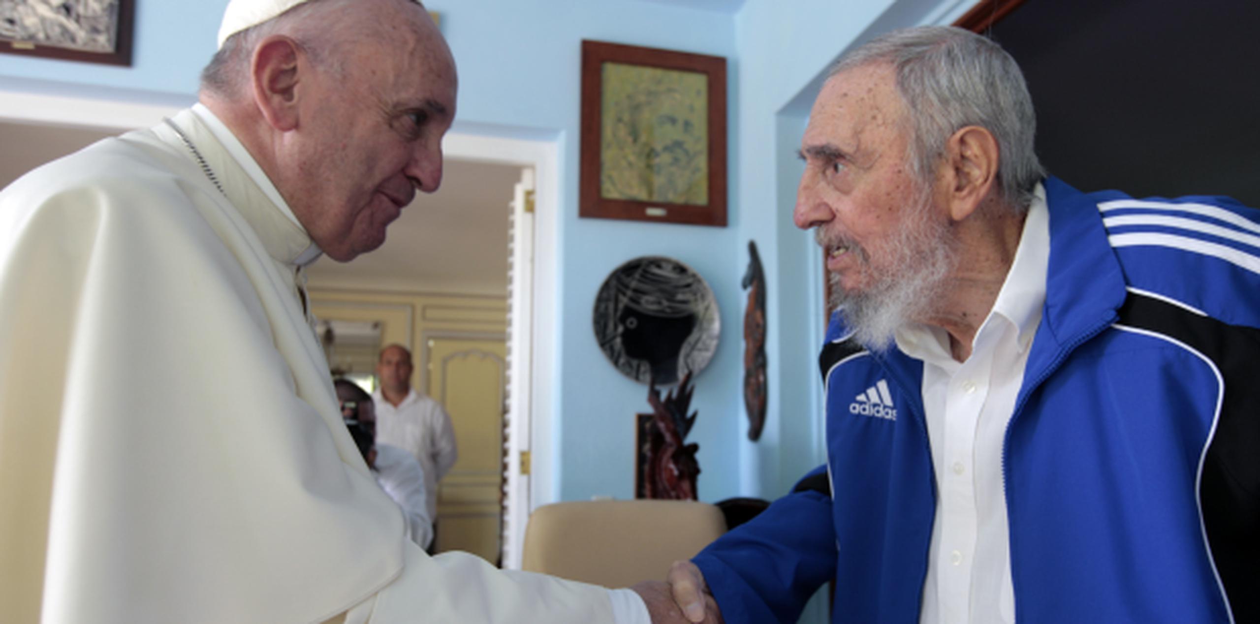 El papa estrecha la mano del exmandatario cubano. (AP)