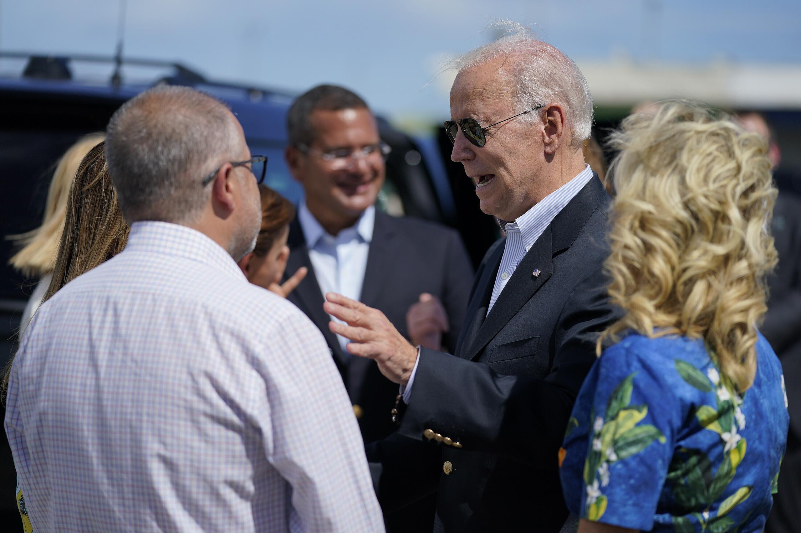 El presidente Biden y la primera dama Jill Biden junto al alcalde de Ponce, Luis Irizarry Pabón, la comisionada residente Jenniffer González, el gobernador Pierluisi y Caridad Pierluisi. 
