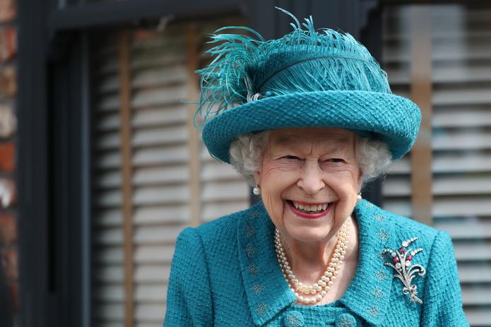 La reina Isabel II de Inglaterra visita el set de la serie televisiva "Coronation Street" en Manchester, Inglaterra.