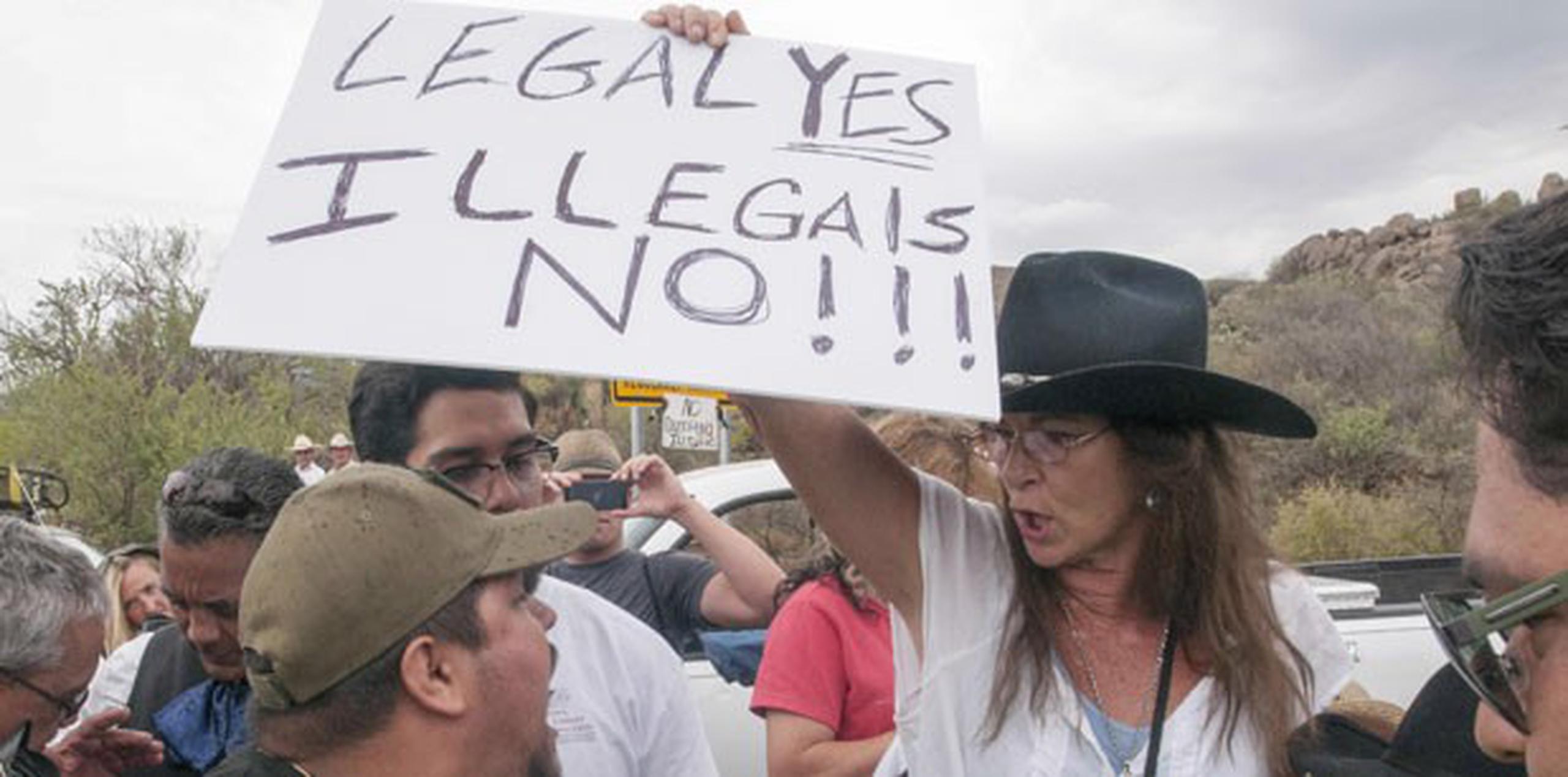 Grupos proinmigrantes se han enfrentado a otros en contra de la inmigración ilegal.(EFE/Gary Williams)