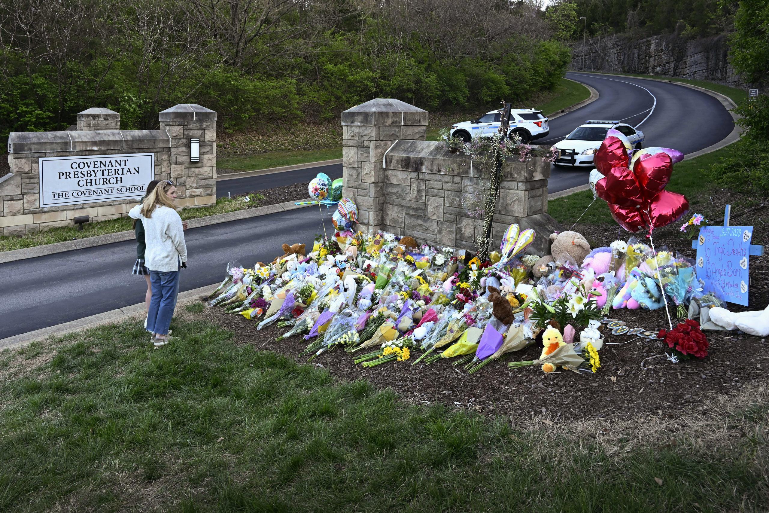 Un memorial a las víctimas del tiroteo en una escuela de Nashville, el martes 28 de marzo de 2023.   (Foto AP /John Amis)