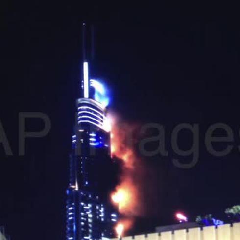 Gran fuego consume hotel en Dubái