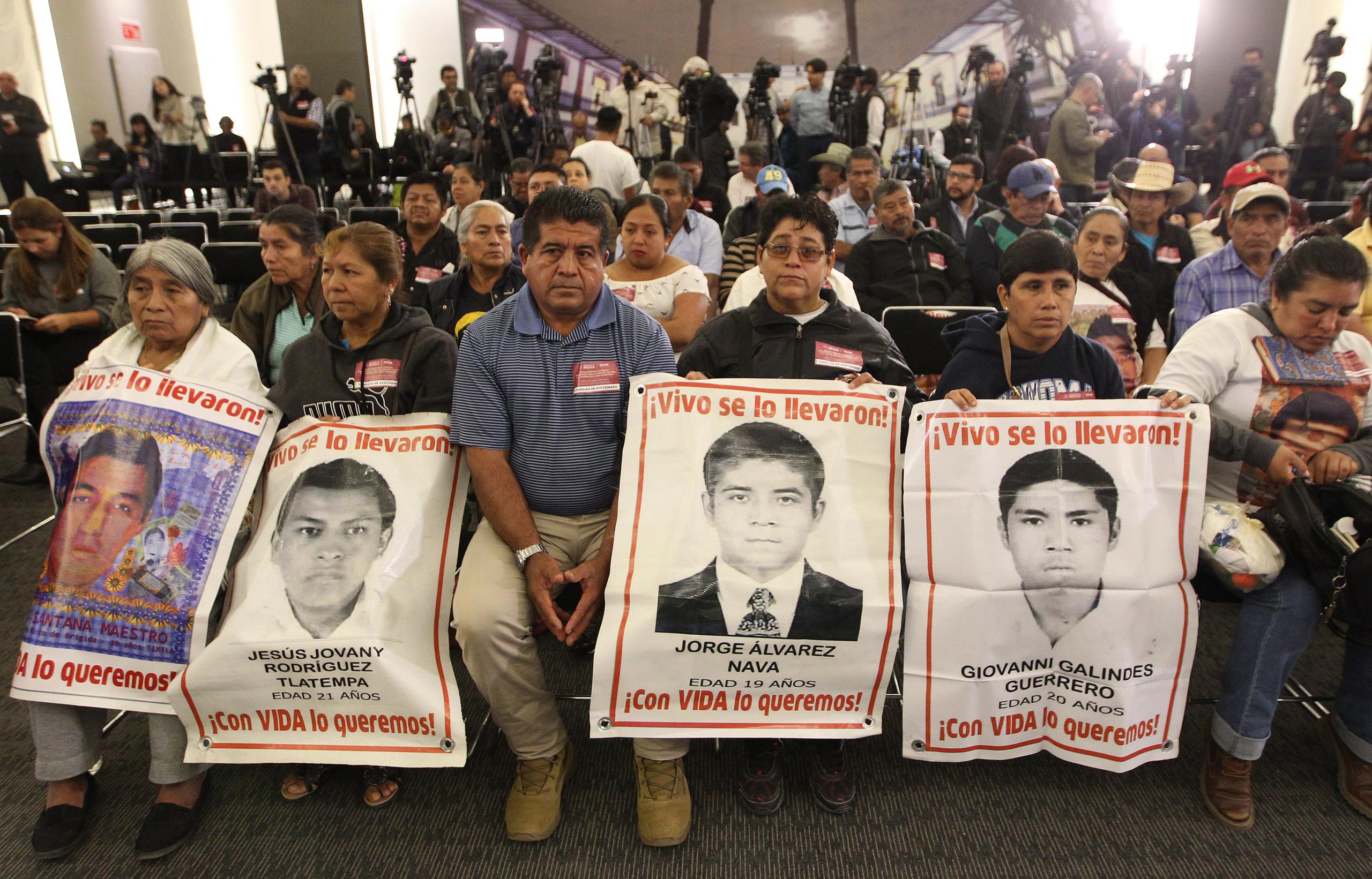 Familiares de los jóvenes desaparecidos de la normal rural de Ayotzinapa en la instalación de la Comisión Presidencial para la Verdad y Acceso a la Justicia en el Caso Ayotzinapa, en Ciudad de México