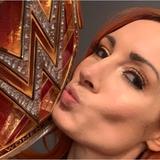 Becky Lynch anuncia su embarazo y entrega el campeonato WWE  