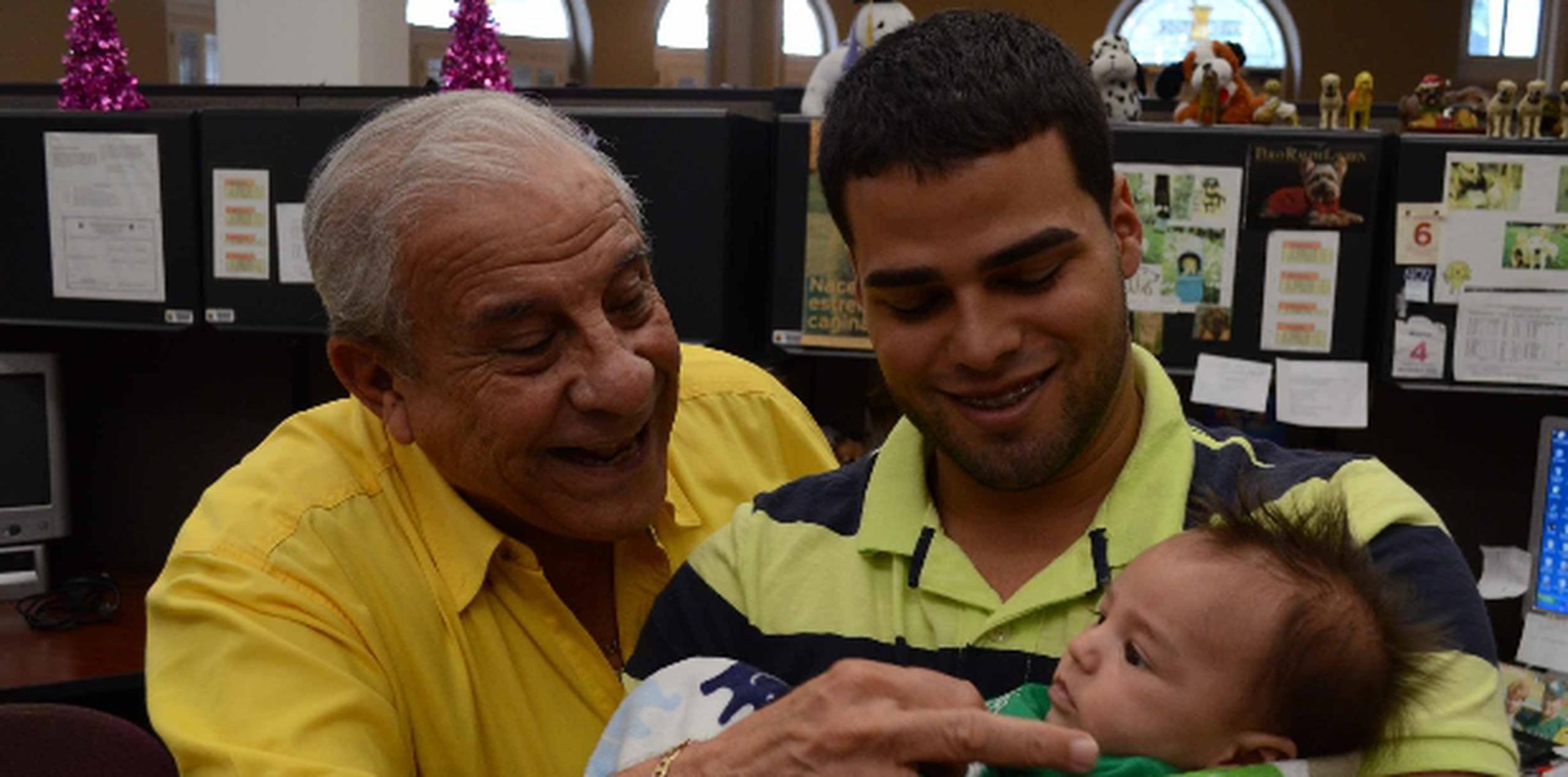 José  Pietri  rememora su infancia junto a su nieto, Héctor Torres, y su bisnieto Nerek. (Para Primera Hora / Edgar Vázquez Colón)