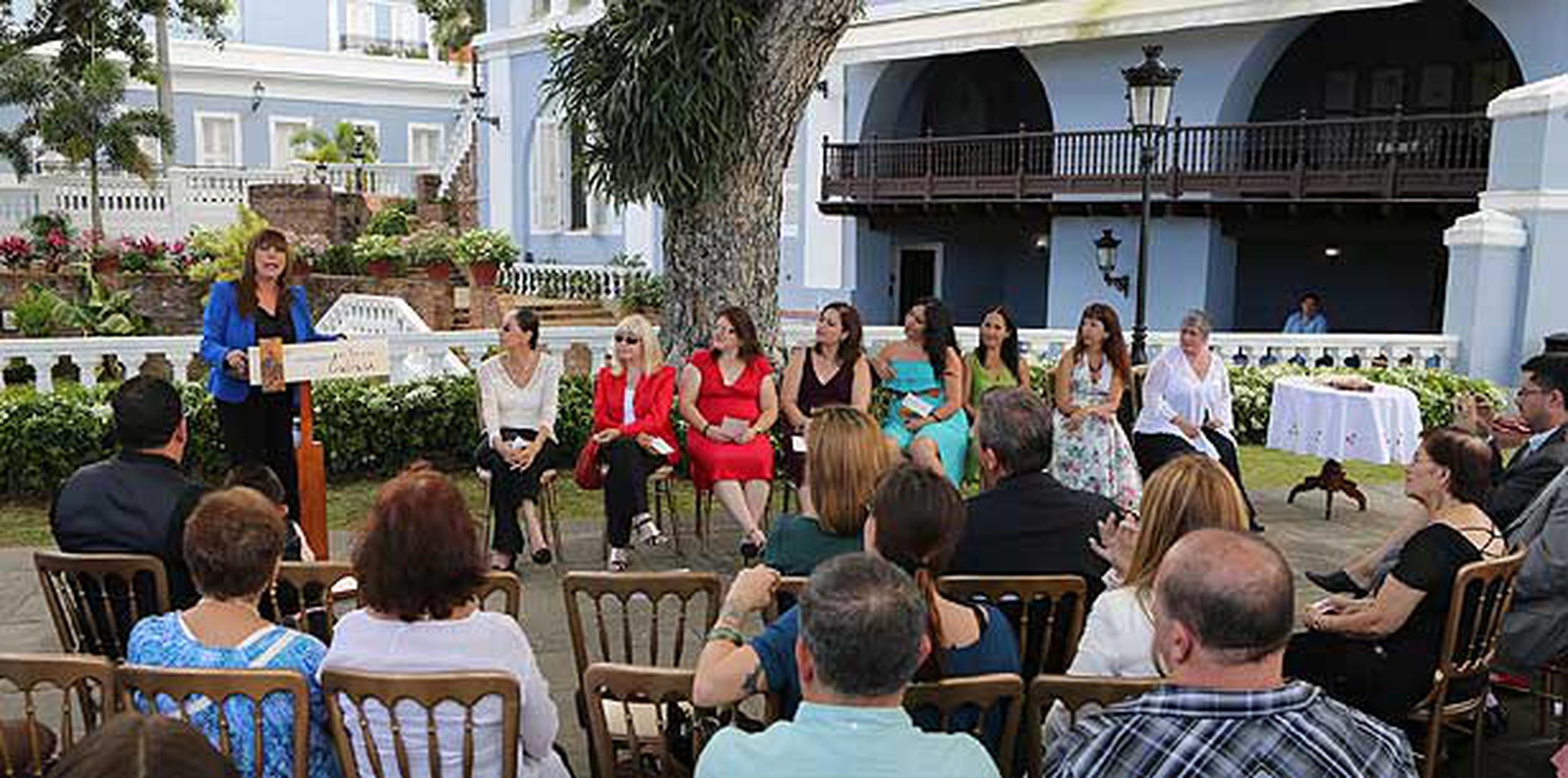 Las mujeres homenajeadas fueron Dafne Elvira, Emma Colón Zayas,  Mildred Lluch, Ángela López Borrero, Maliangee Pérez, Ivonne Belén, Marién Torres y Gloria Sáez. (Suministrada)