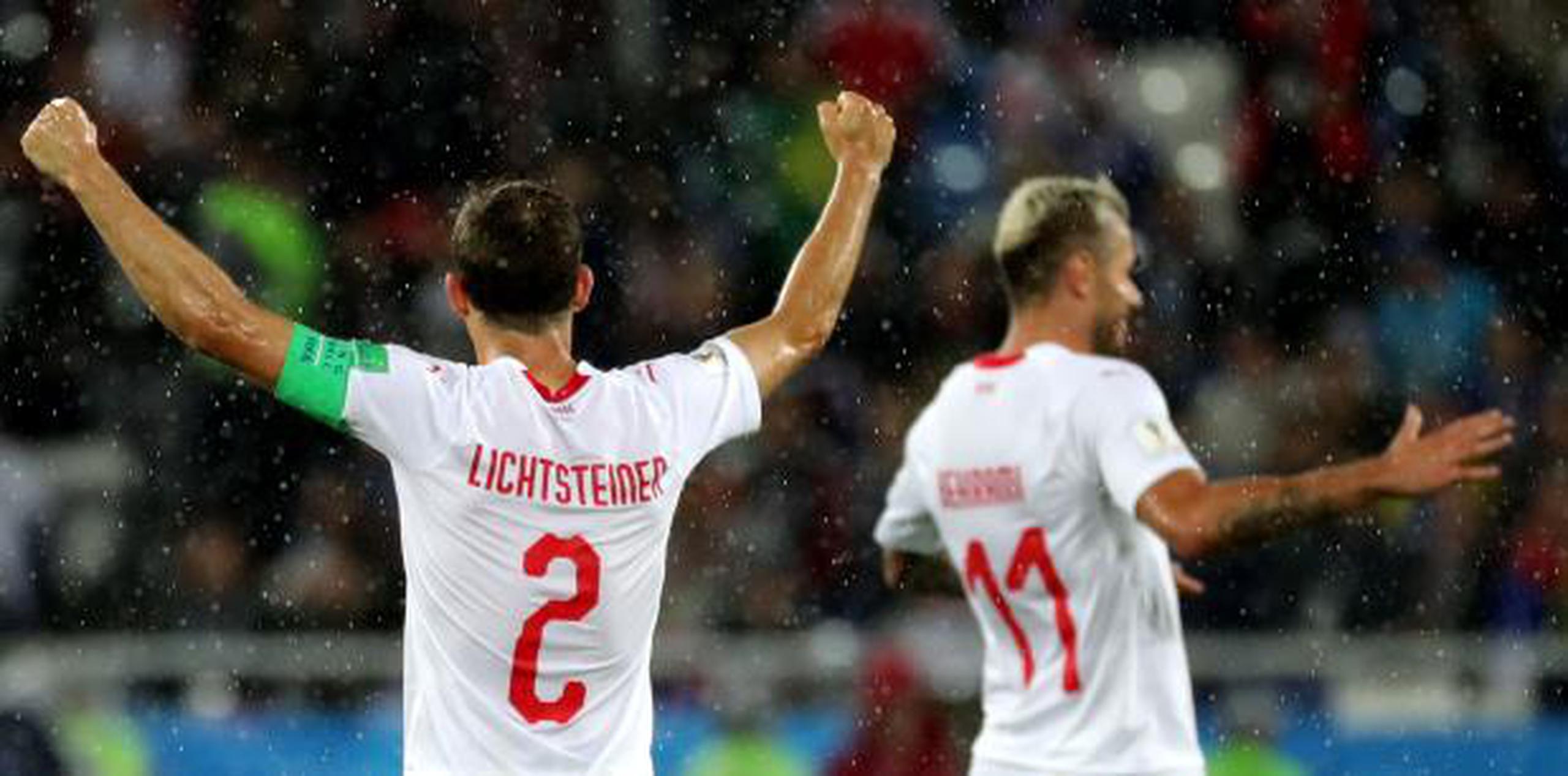 Stephan Lichtsteiner de Suiza (I) y Valon Behrami, de Suiza, reaccionan después de ganar el partido de fútbol preliminar del grupo E de la Copa Mundial de la FIFA 2018 entre Serbia y Suiza. (EFE)