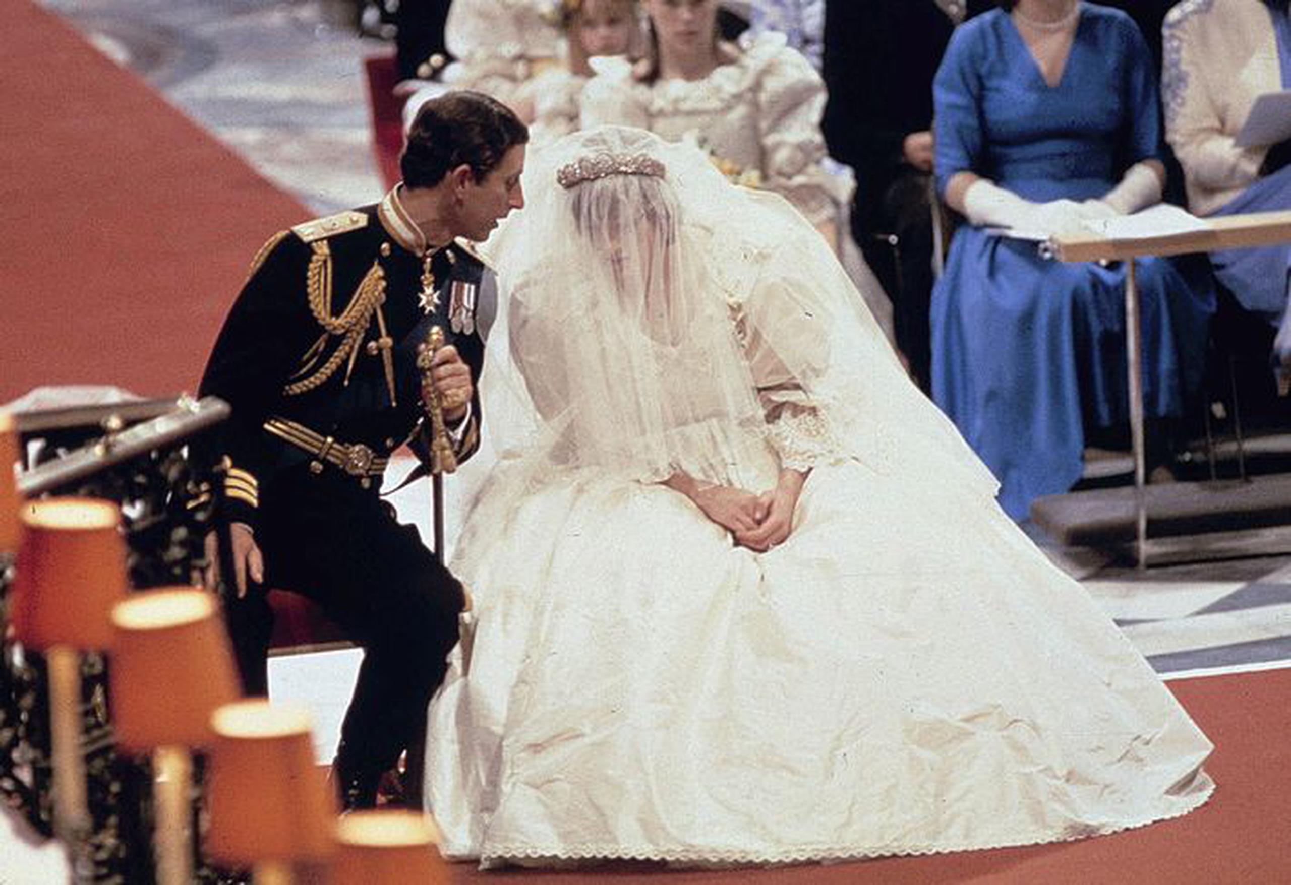 La boda de 1981 de Diana con el príncipe Charles fue observada por cientos de millones de personas en todo el mundo, y no podía haber llevado un vestido más suntuoso para la ocasión. El vestido de tafetán de seda con una cola de 7,5 metros  confeccionada por David y Elizabeth Emanuel llevaba grandes mangas, encajes y 10.000 lentejuelas de perla. (AP)