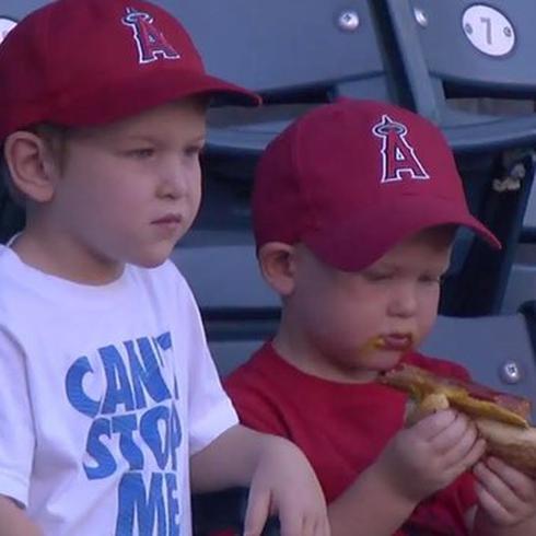 Este nene pasa tremendo esfuerzo para comerse un hot dog 