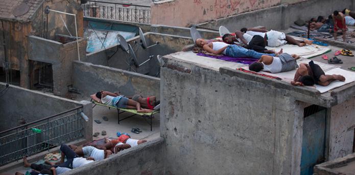 Personas duermen en los techos de sus hogares para combatir el calor en Nueva Delhi. (AP)