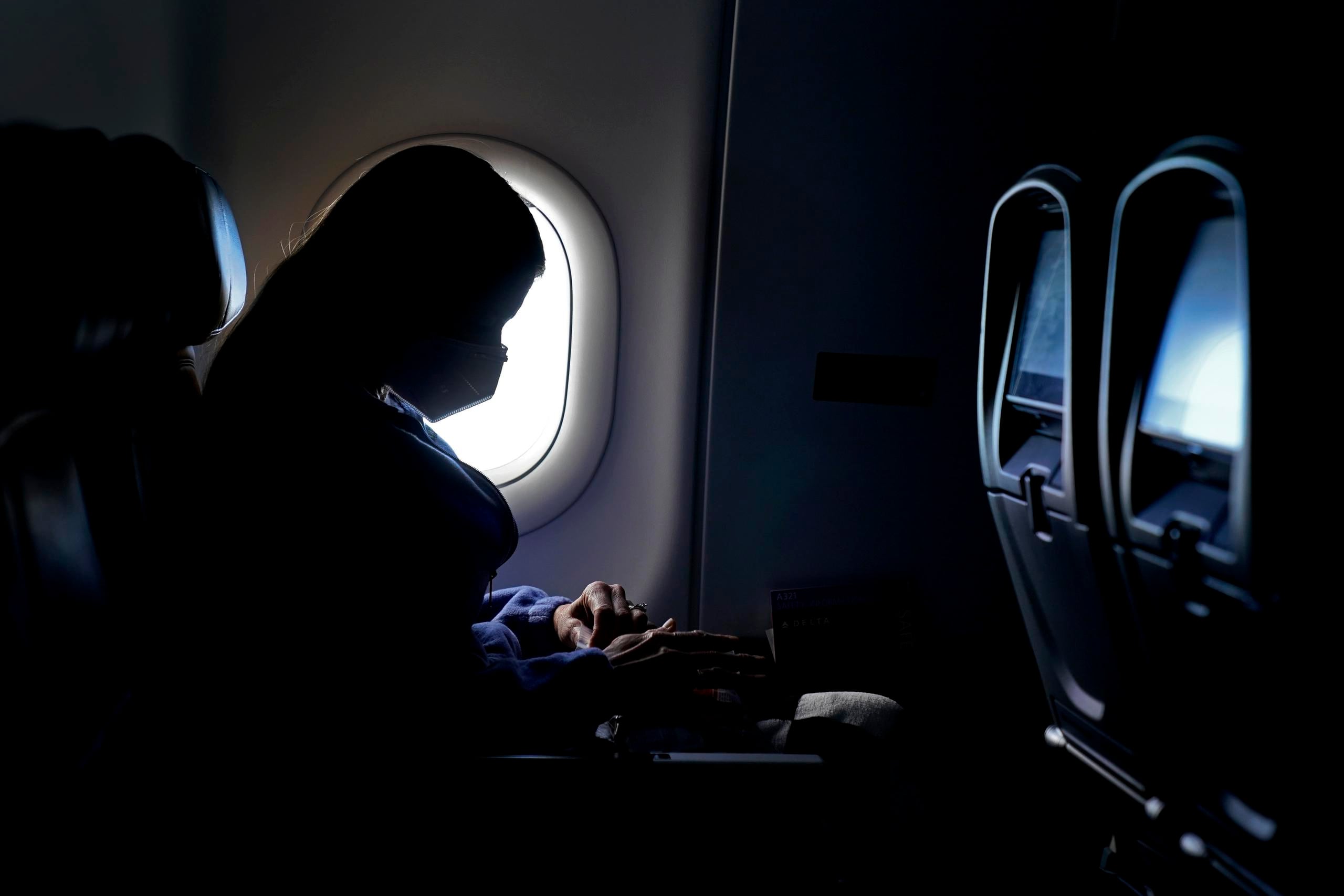 Una pasajera luce una mascarilla en un vuelo de Delta Airlines que despega de Atlanta.