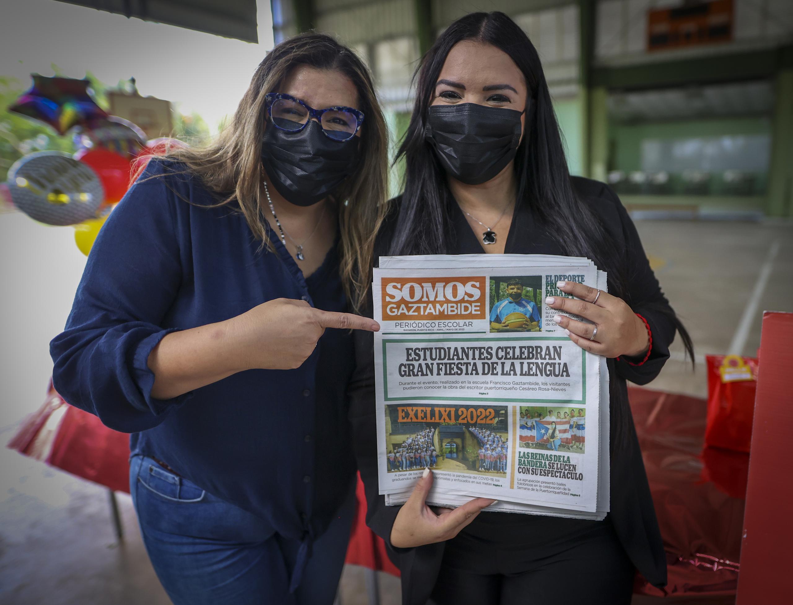 Ana Enid López Rodríguez, subdirectora de Primera Hora (izquierda), entregó a los estudiantes las copias de la edición junto al equipo del periódico y la maestra Yanine Espinal Pagán. 