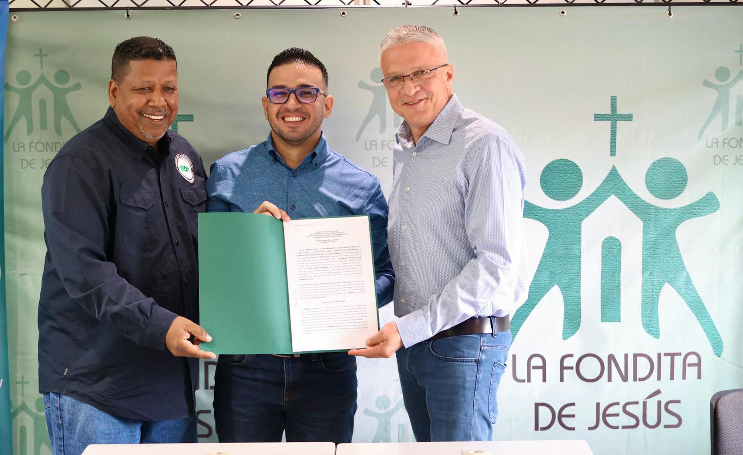 El comisionado de NMEAD, Nino Correa; el director de la Fondita de Jesús, Josué M. Maysonet Colón, y el secretario de Seguridad Pública, Alexis Torres, muestran el acuerdo firmado.