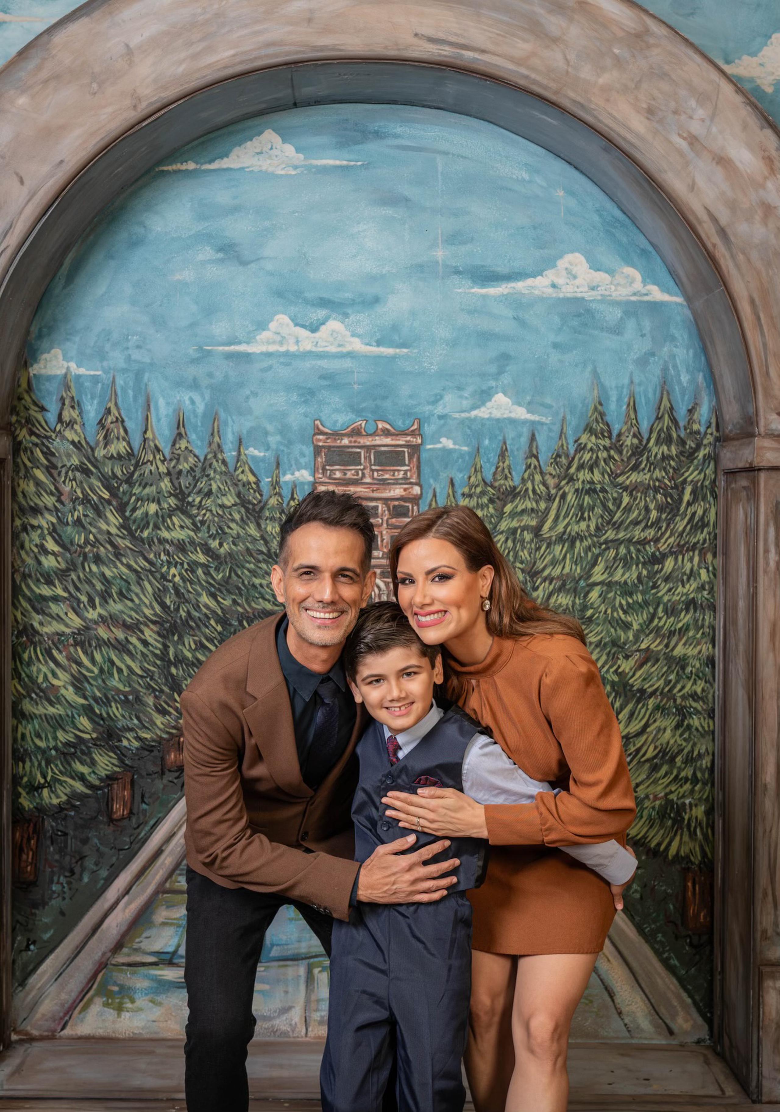 Shanira Blanco con su esposo, Augusto Ayala, y su hijo Mateo.
